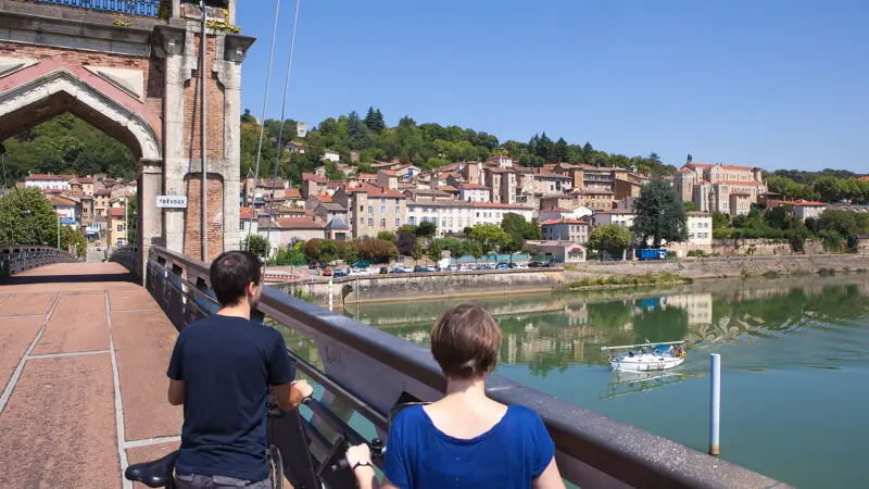 Cyclistes sur la Voie Bleue au Pont de Trévoux