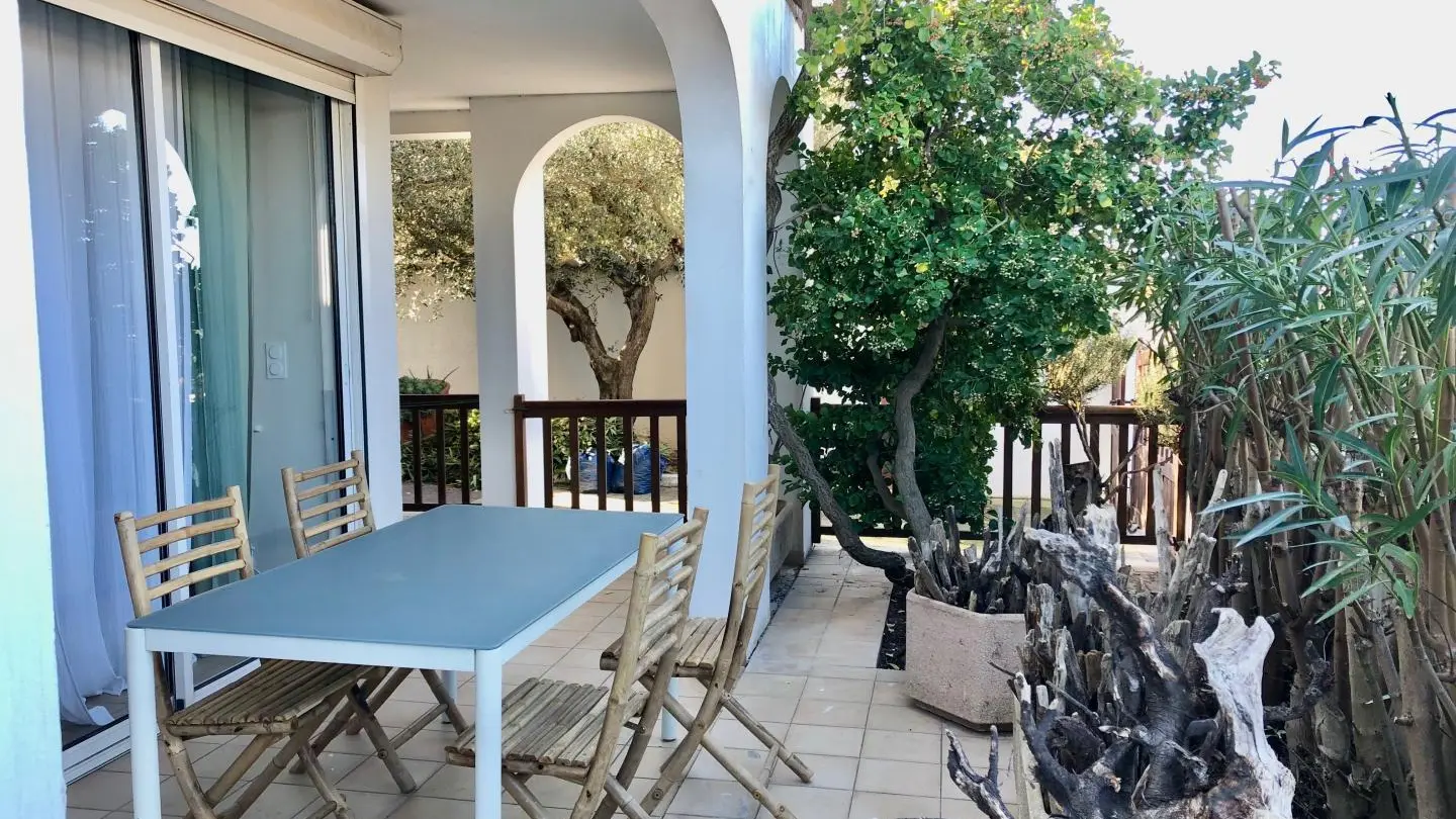 Terrasse extérieure face à l'étang