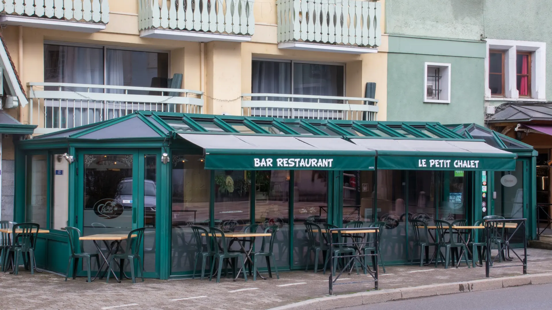 Devanture restaurant Le Petit Chalet