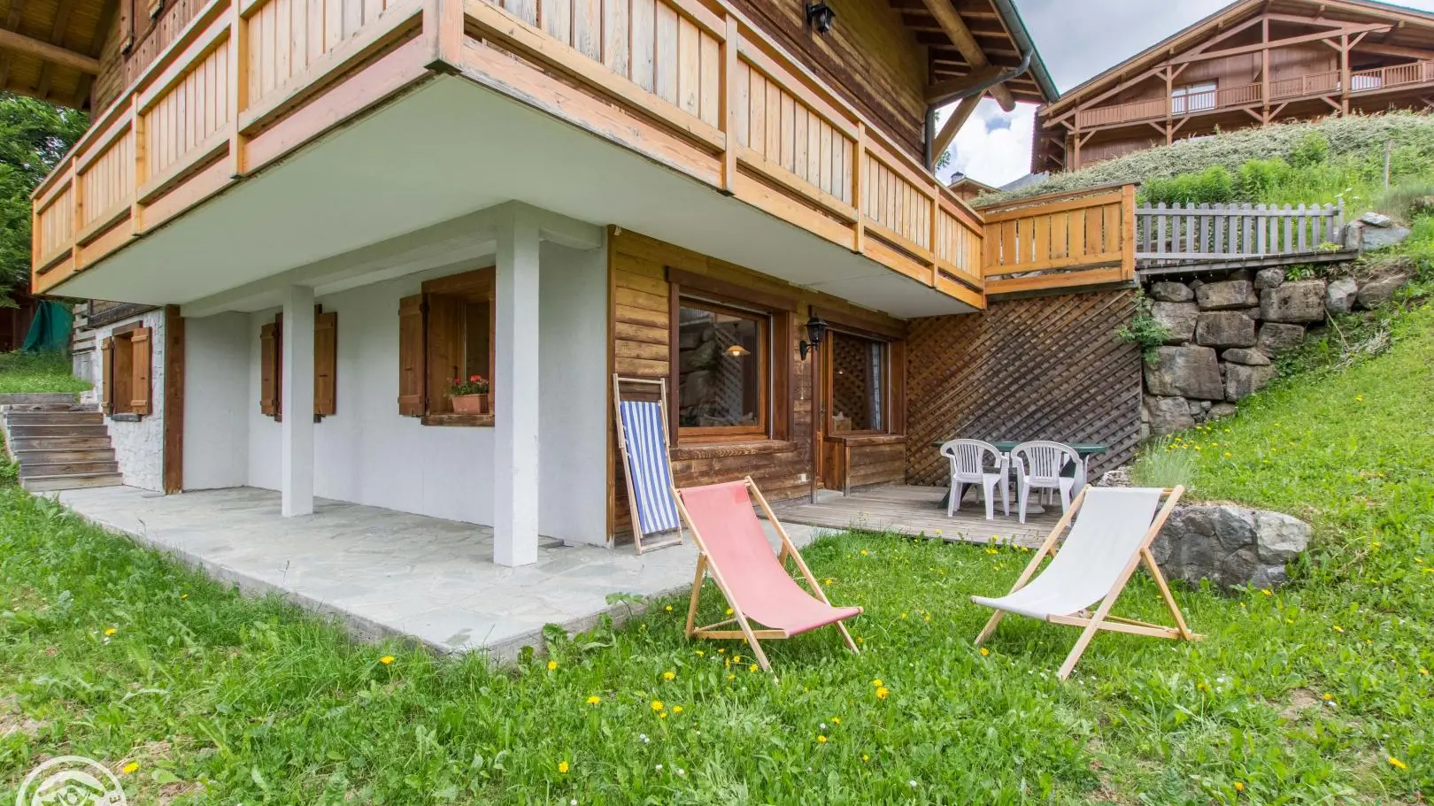 Extérieur avec terrasse en bois aménagée et espace vert
