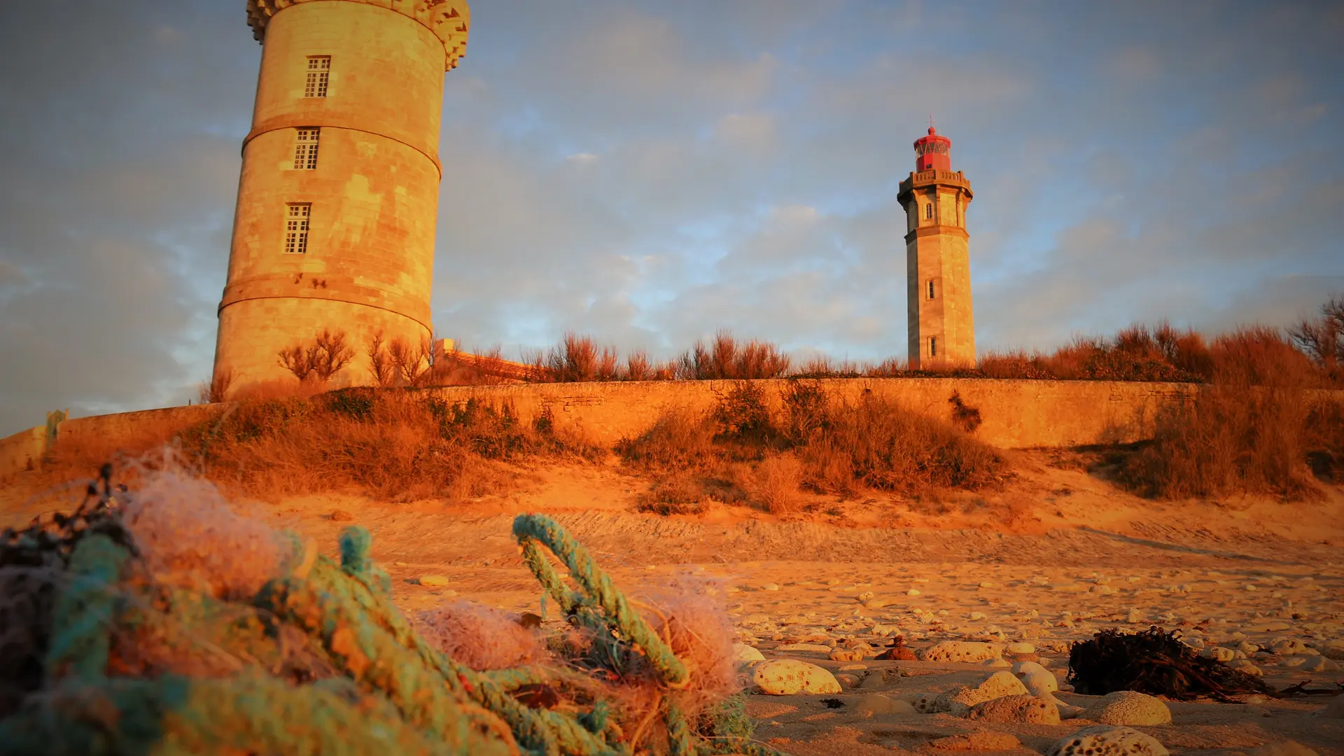 Phare et veille tour vus depuis la plage