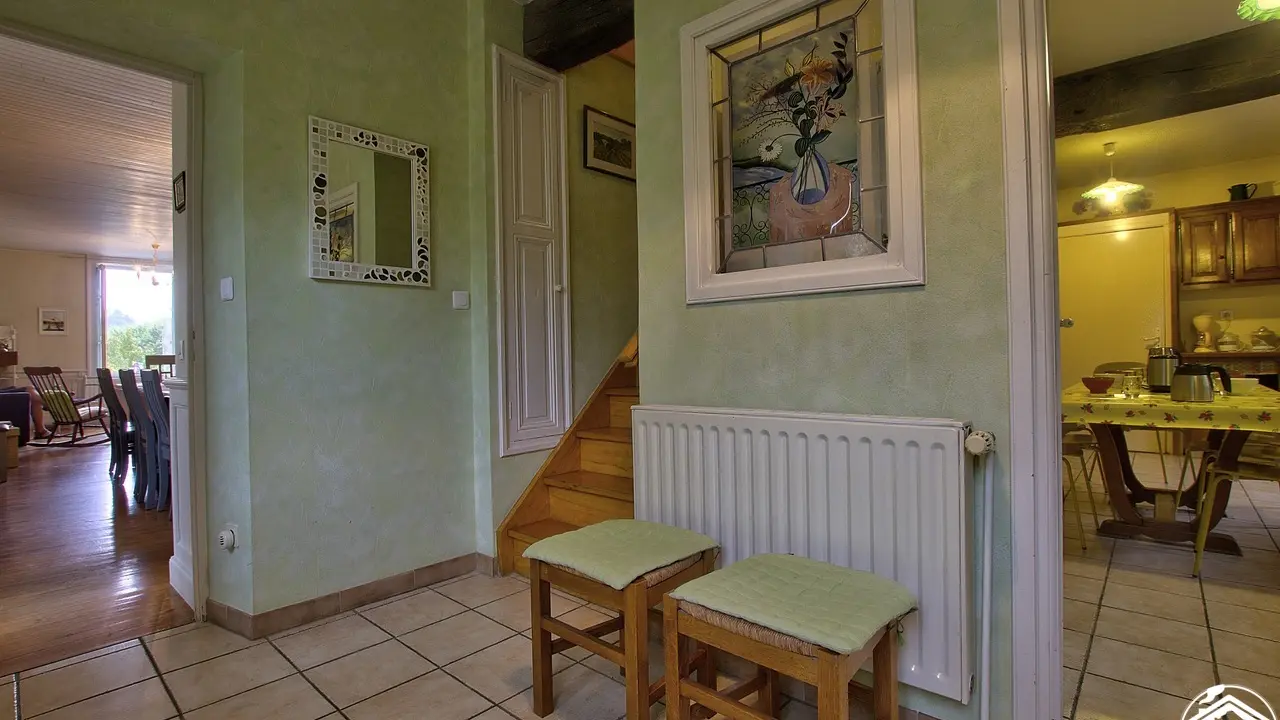 L'entrée donnant sur la cuisine , l' escalier qui monte aux chambres et le séjour