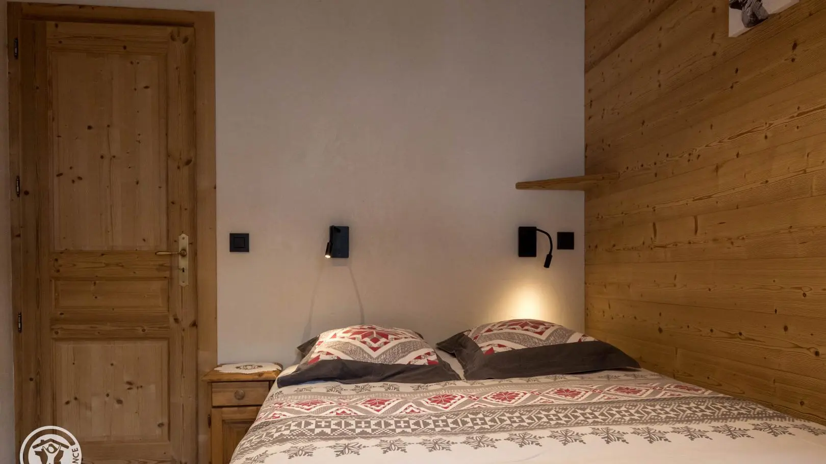 Chambre 2 avec un lit double et un lit simple