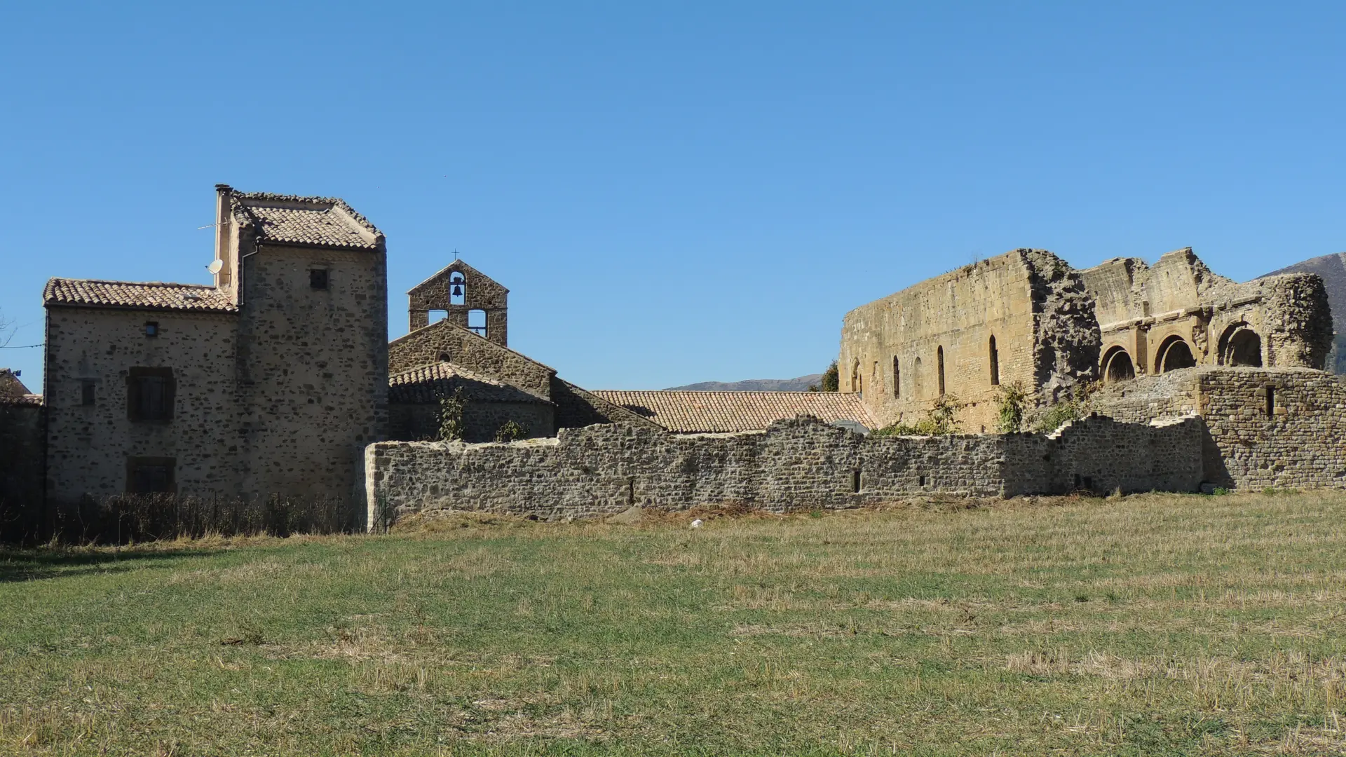 Le village et le Prieuré