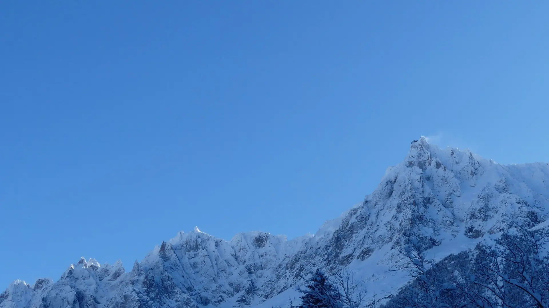 La vue sur les sommets enneigés