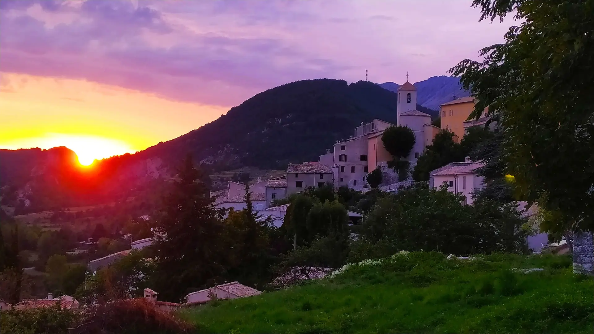 couché de soleil sur le village depuis le chemin de Cousègle