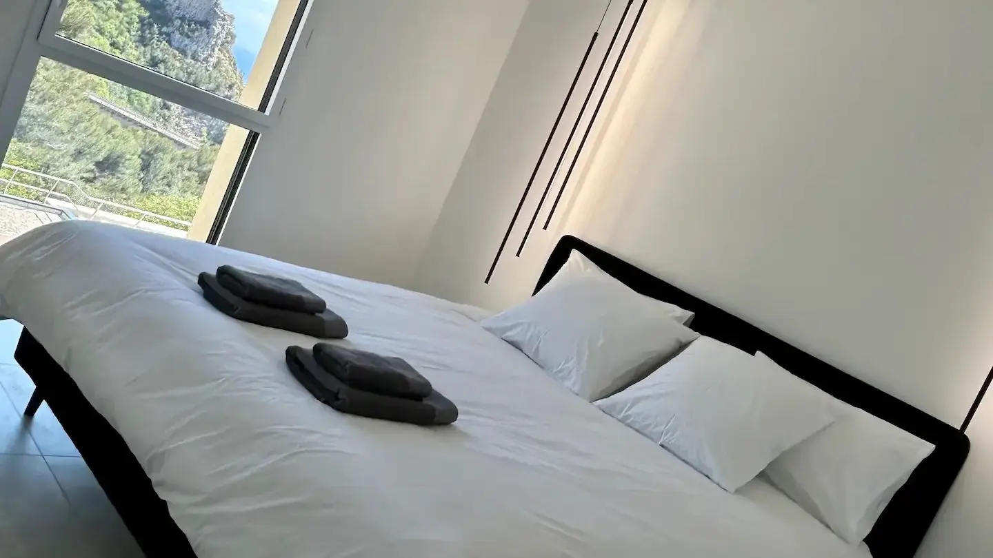 Chambre principale avec lit King size (180) et vue sur EZE VILLAGE