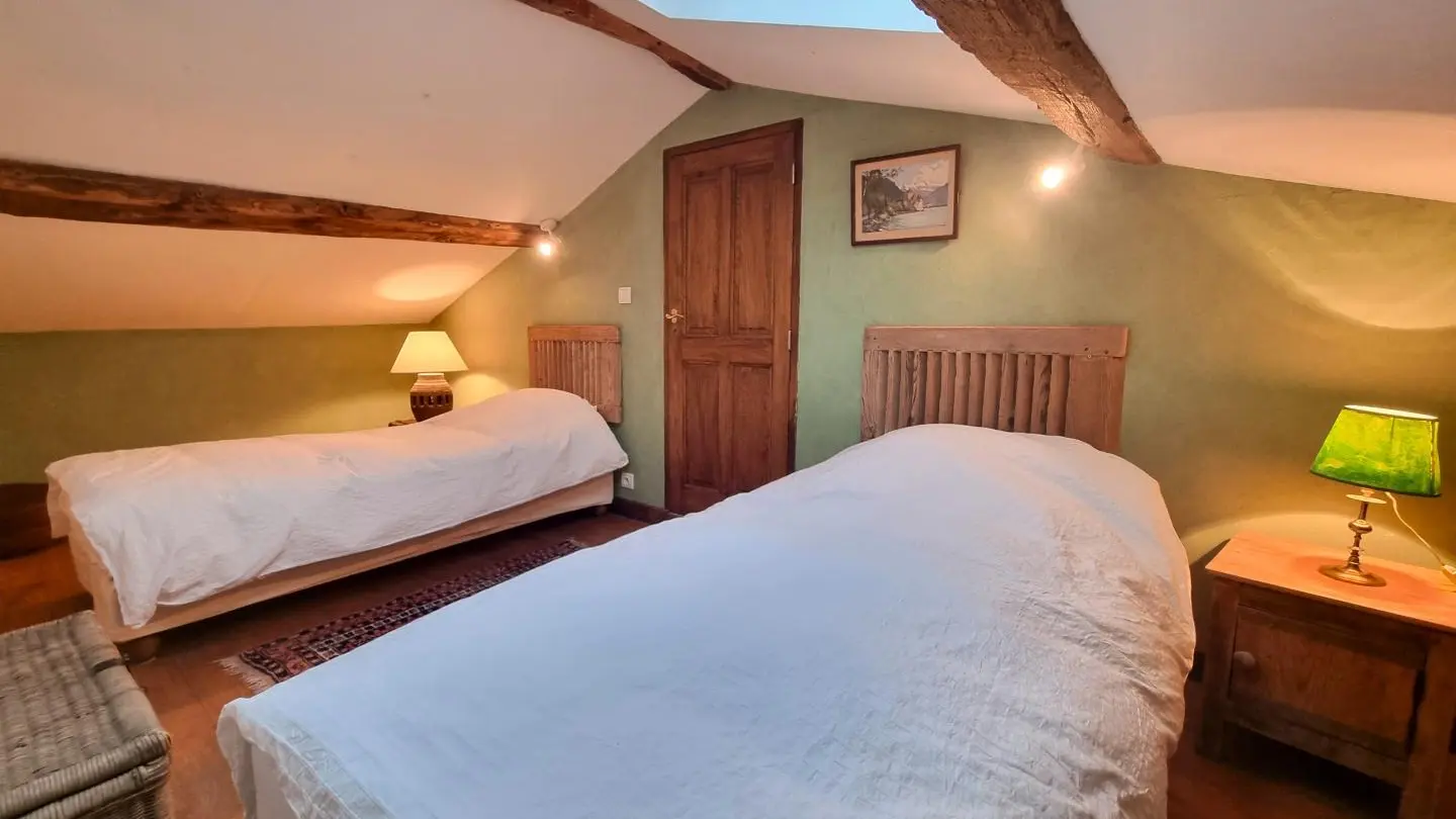 Duplex de Campagne : chambre 6 : deux lits simples.