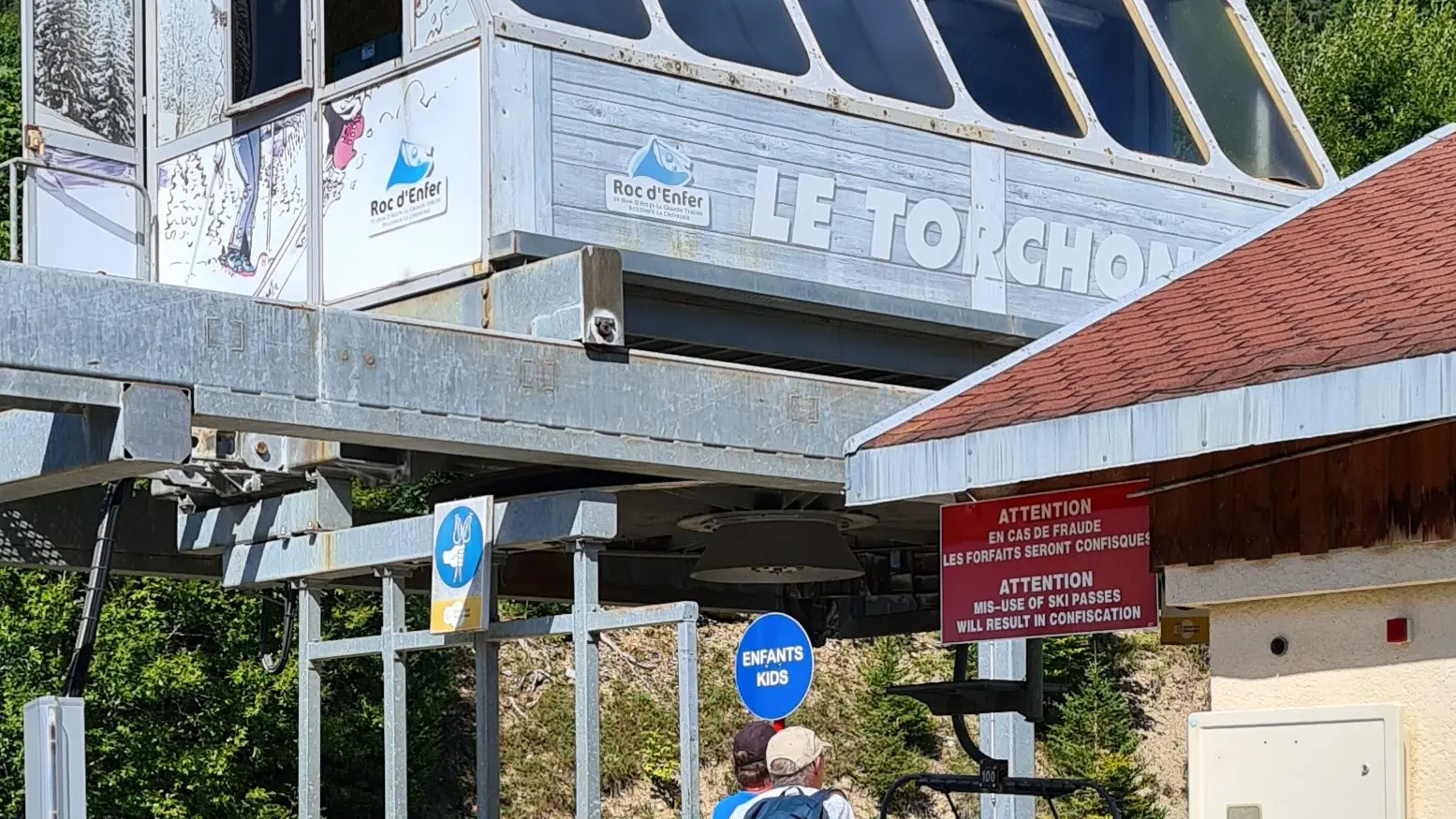 Trottinette de descente au départ du télésiège du Torchon