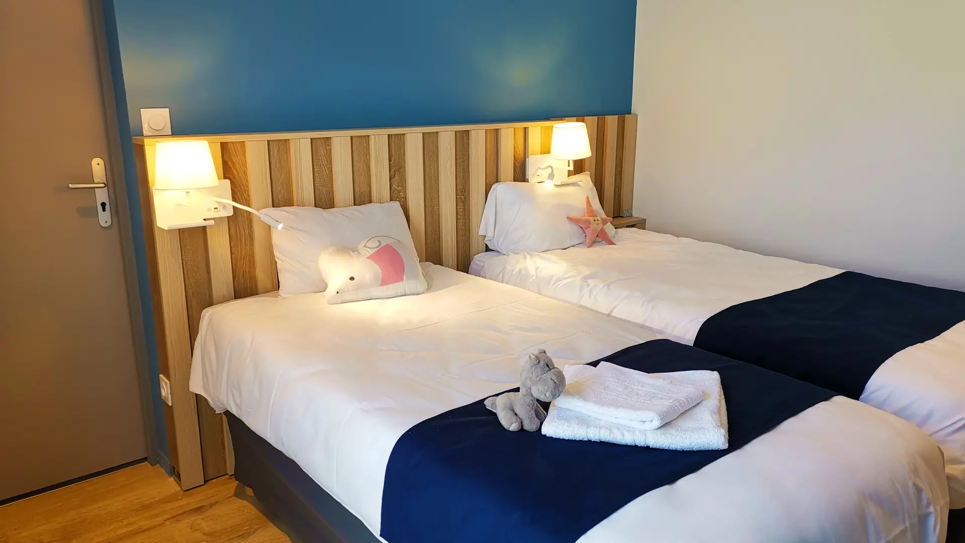Chambre avec deux lits simples