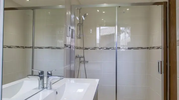 Meuble de salle de bains et douche