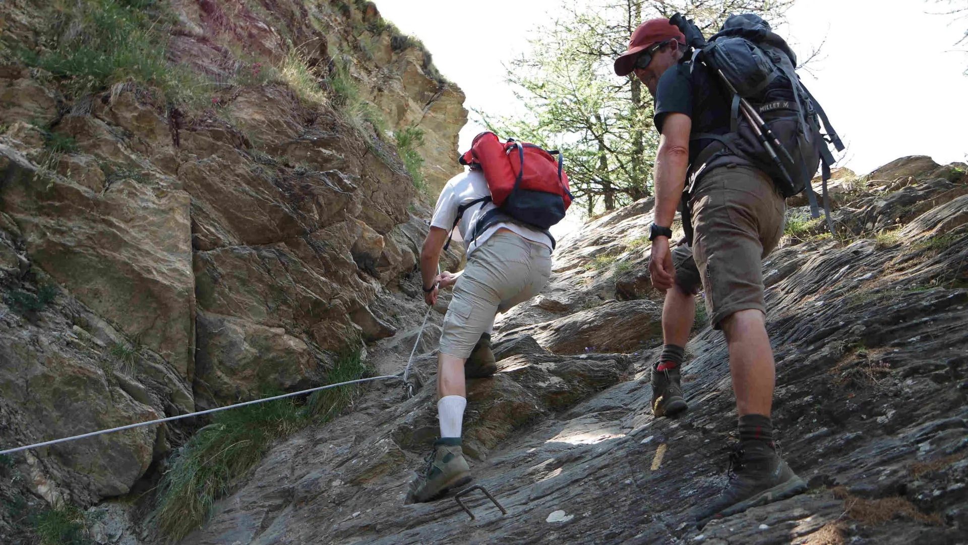 Petite ascension technique sur le chemin du Lac des Cordes