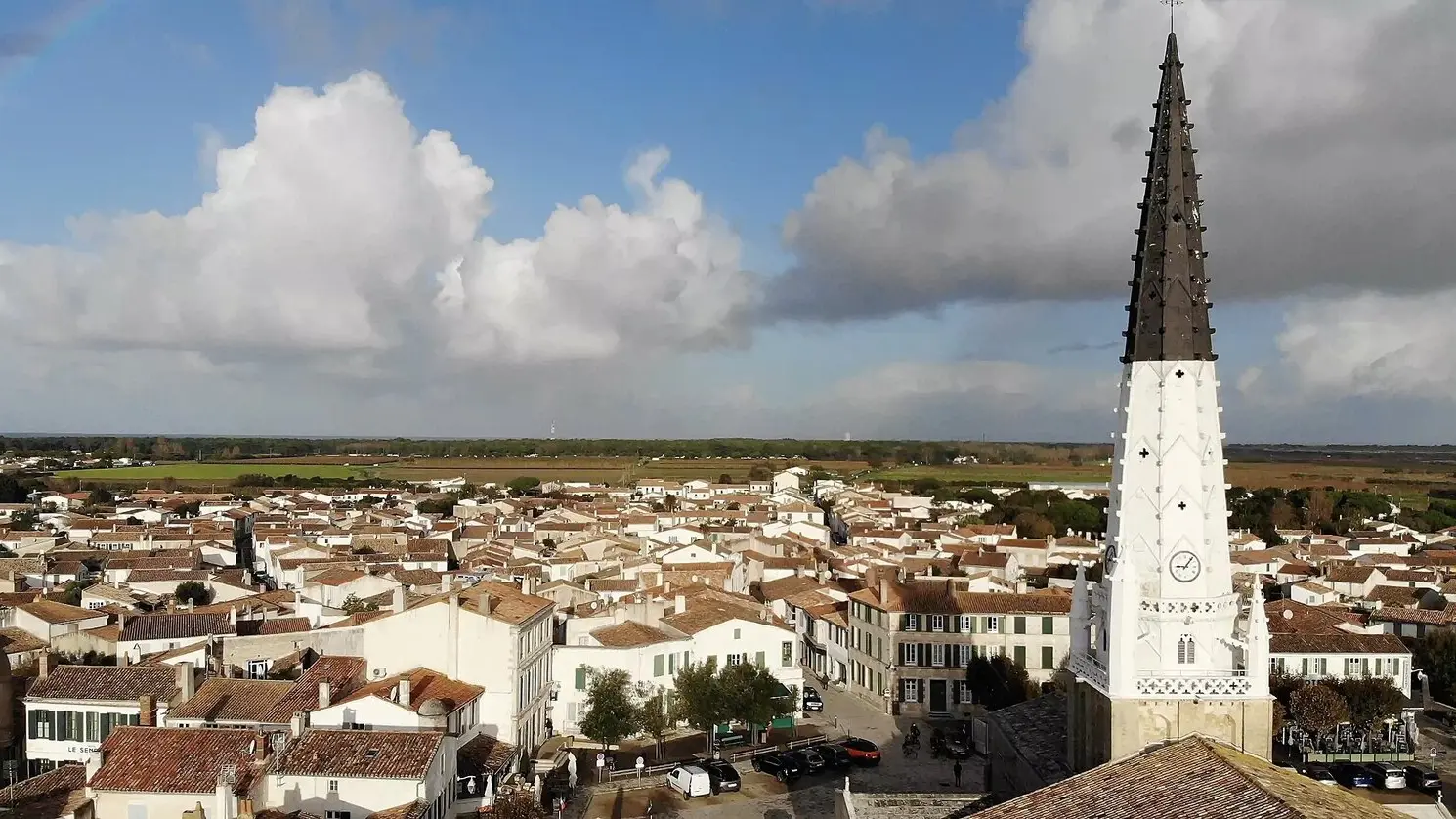 Clocher surplombant Ars-en-Ré