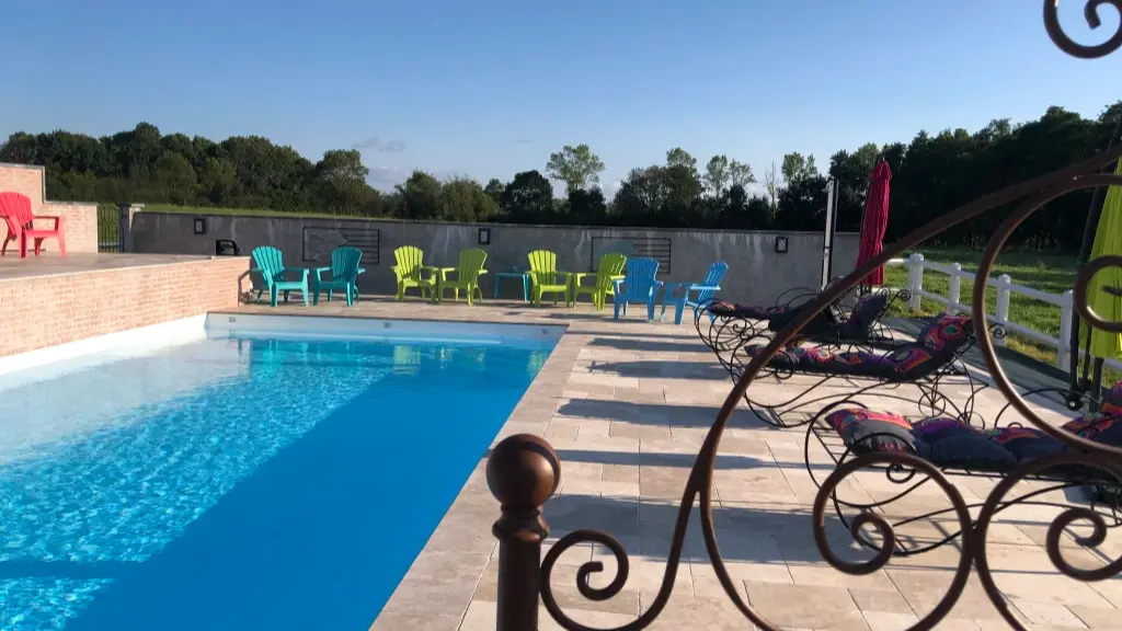 Domaine de la Bellière - Repos au bord de la piscine