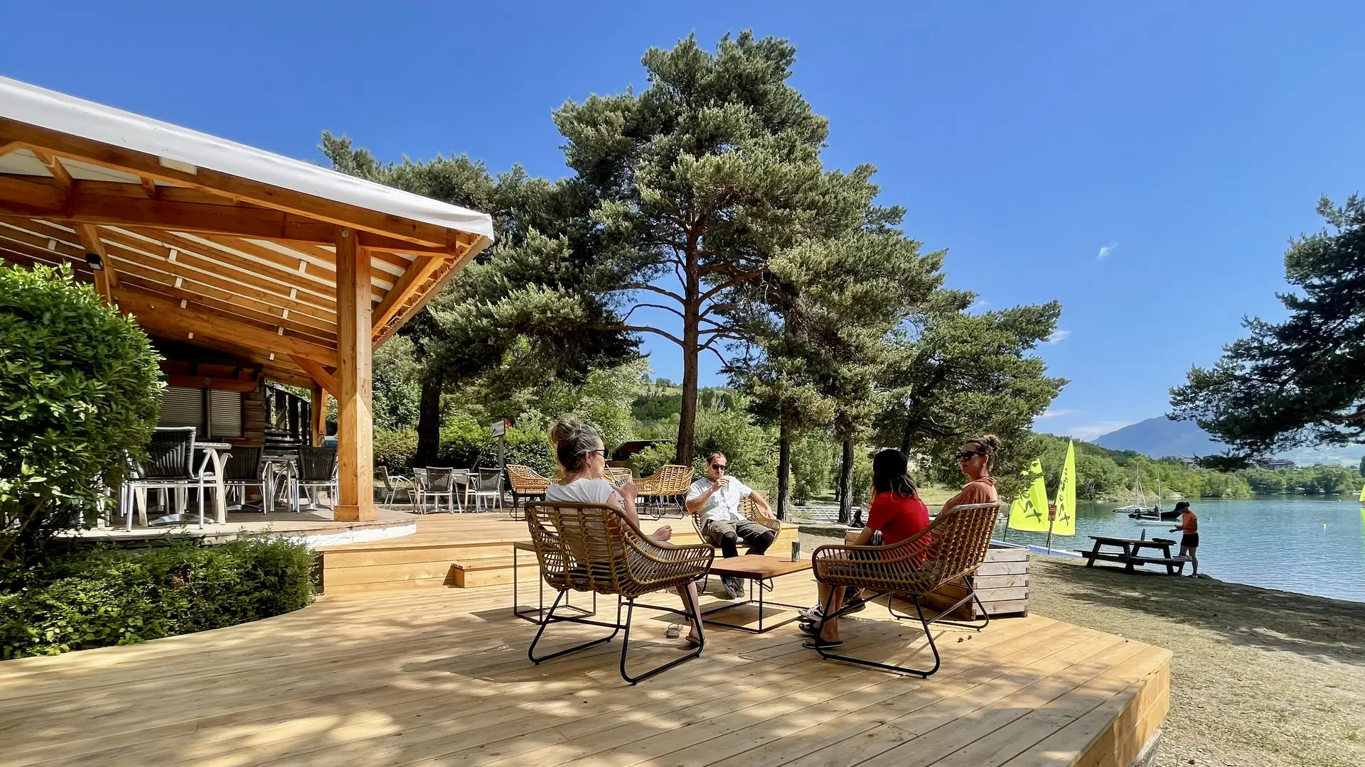 Terrasse du restaurant du camping