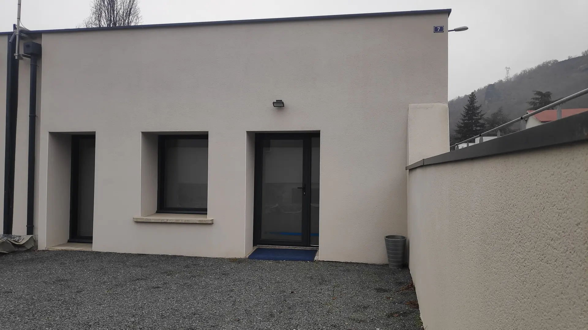 Entrée sur cour - Moulin Bleu