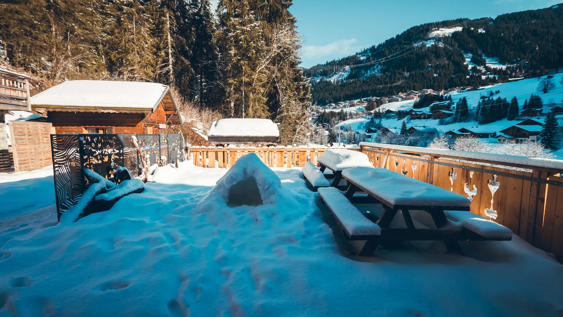 Balcon terrasse sous la neige vue sur le village
