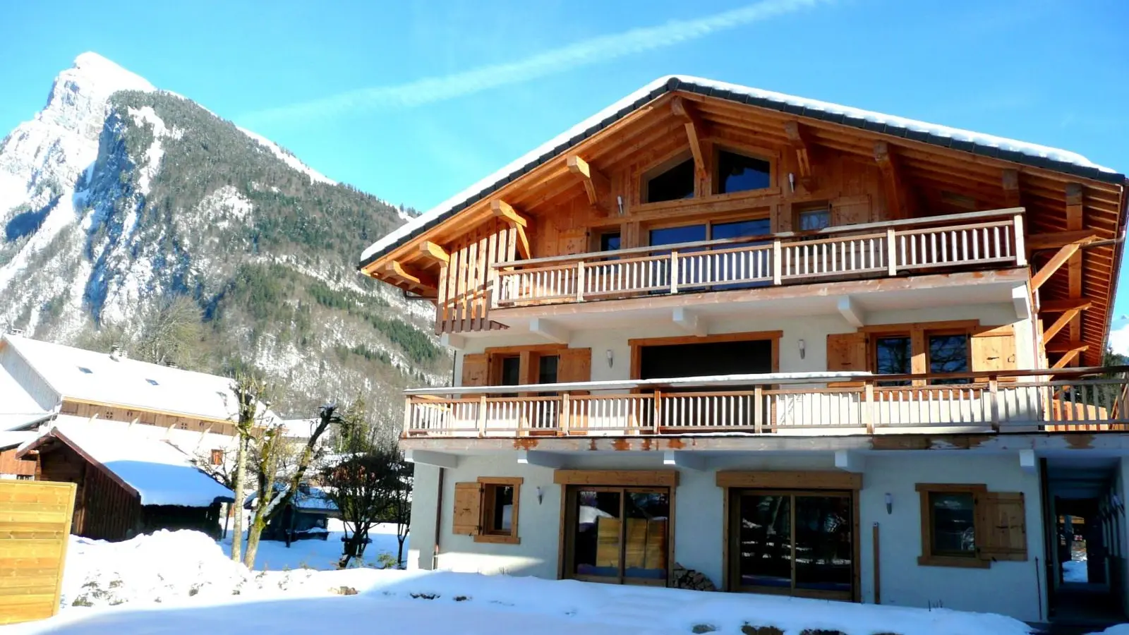 chalet de derrière sous la neige