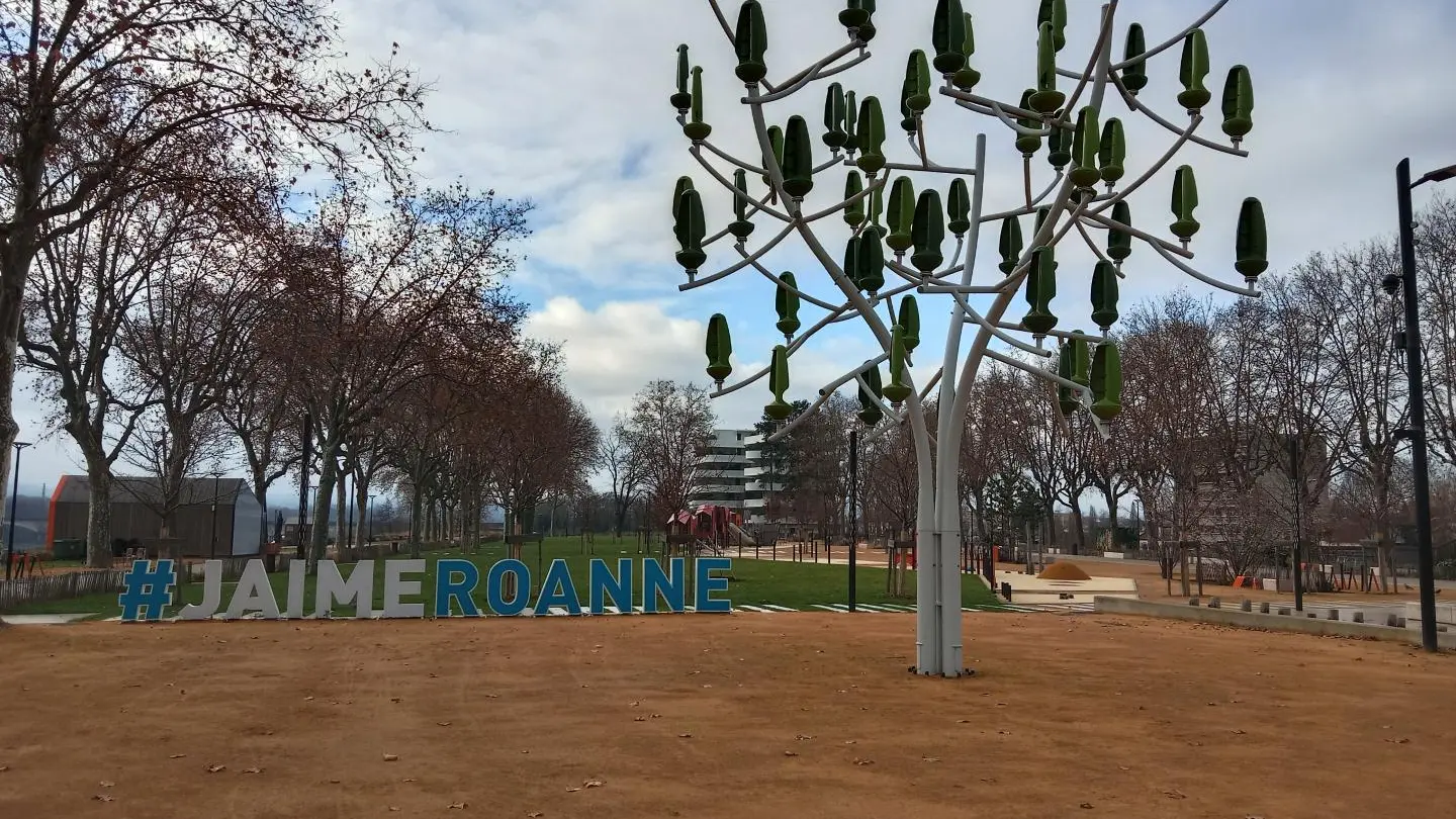 Parc des bords de Loire,départ de randonnées, du Véloire, animations estivales. 200 ml du gîte