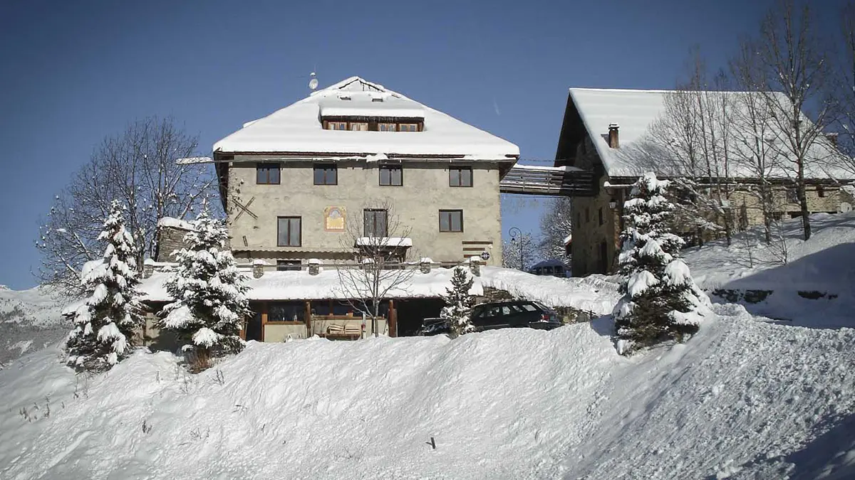 Le chalet l'hiver sous la neige