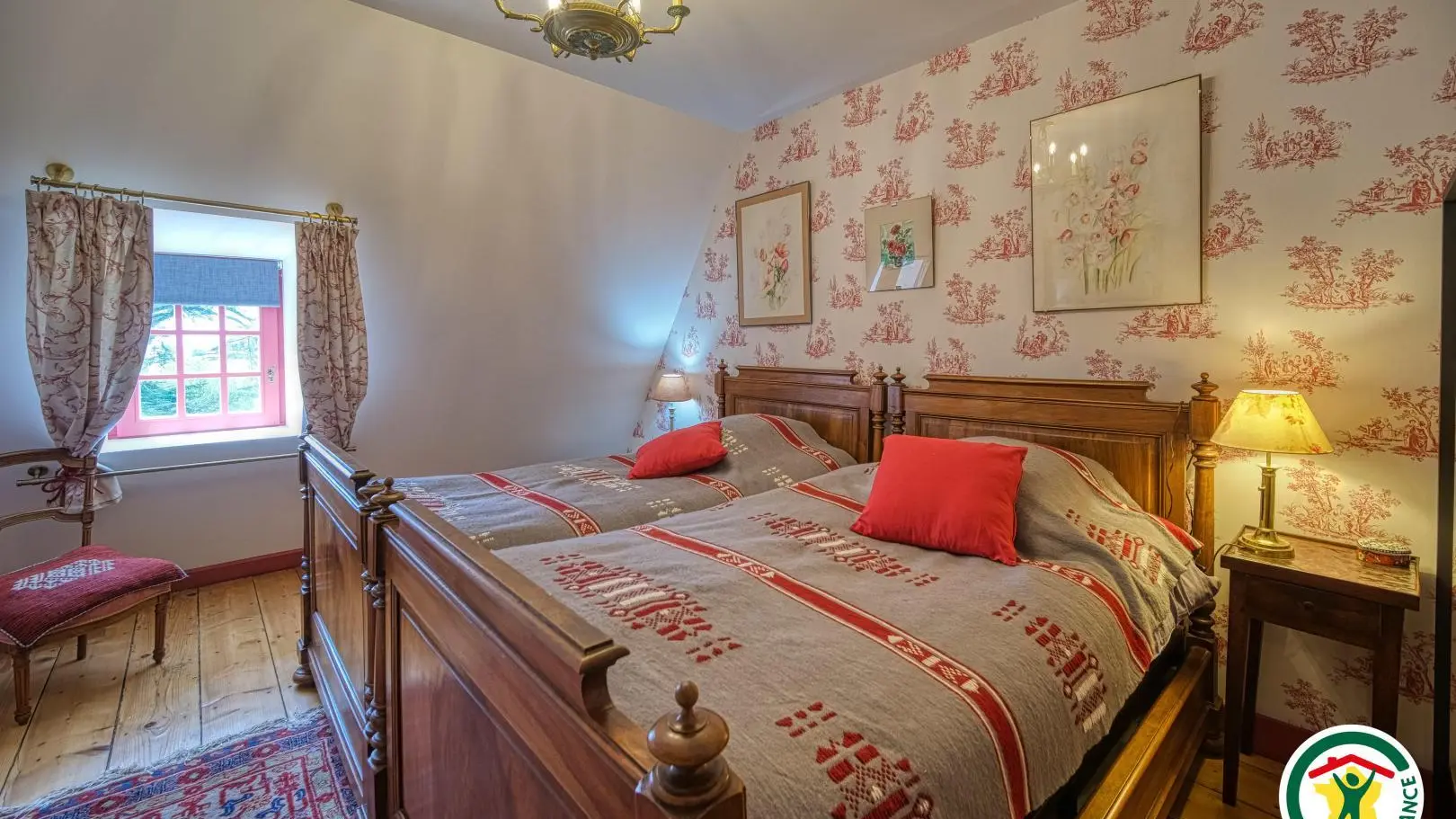Chambre ROUGE climatisée : 2 lits 100x190cm