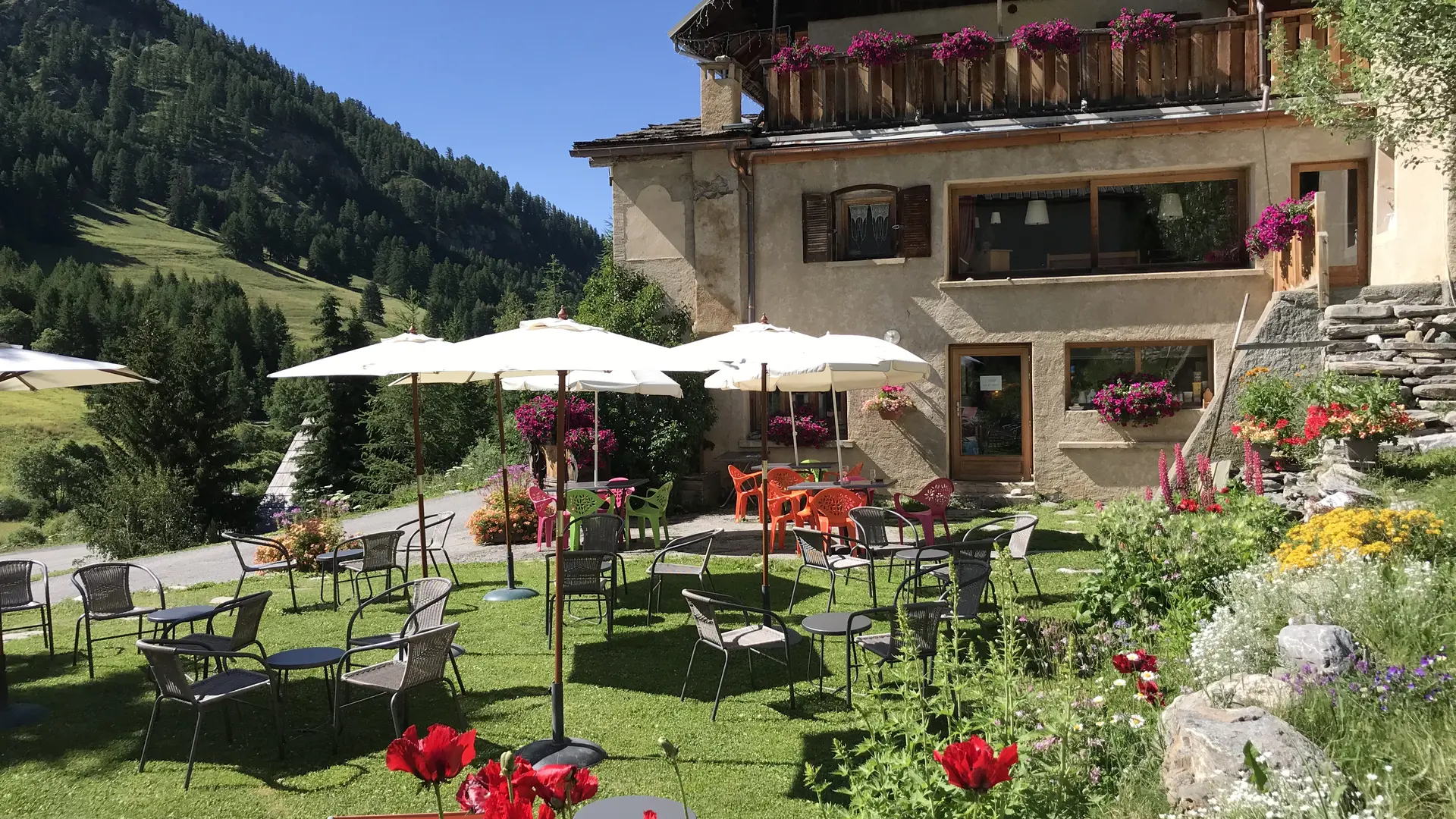 Vue de l'extérieur-jardin de l'Hôtel et Restaurant