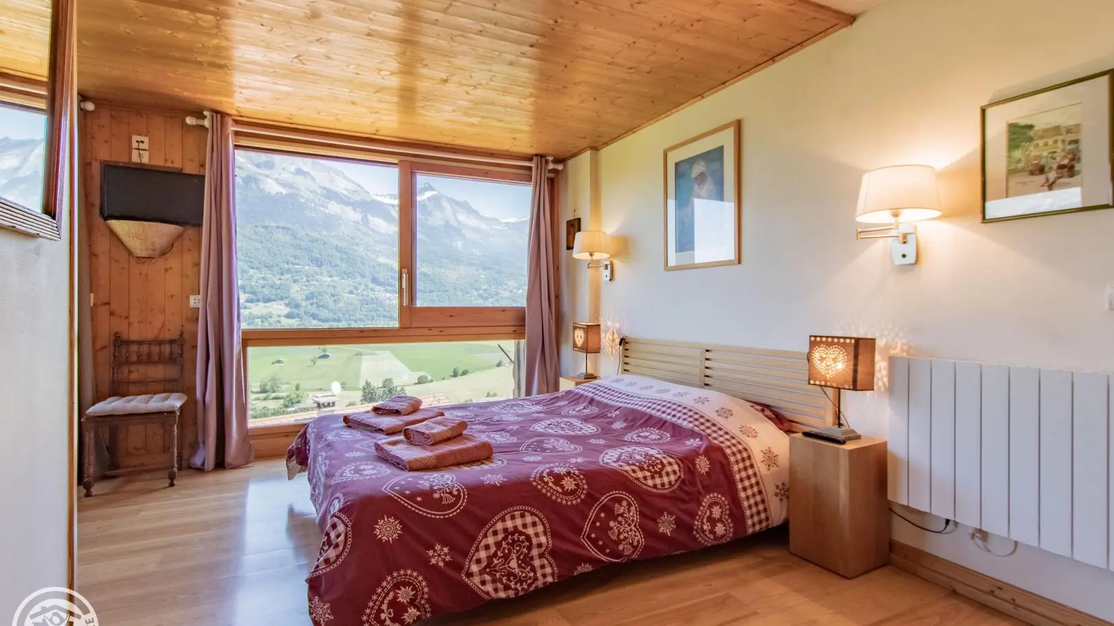 Chambre panoramique avec lit 160cms et coin salon. Vue panoramique et salle de bain privée.