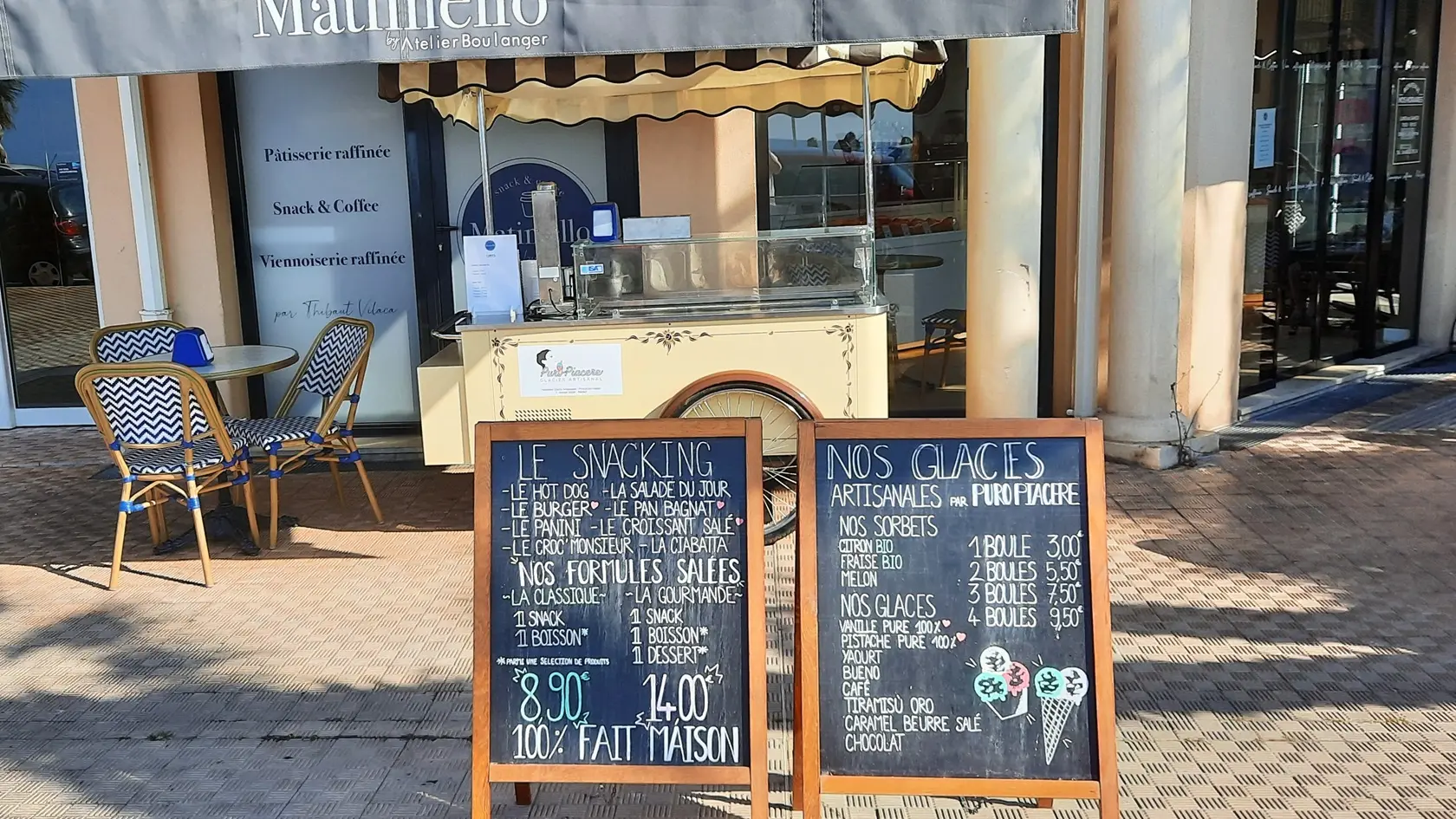 Petite terrasse devant la boulangerie