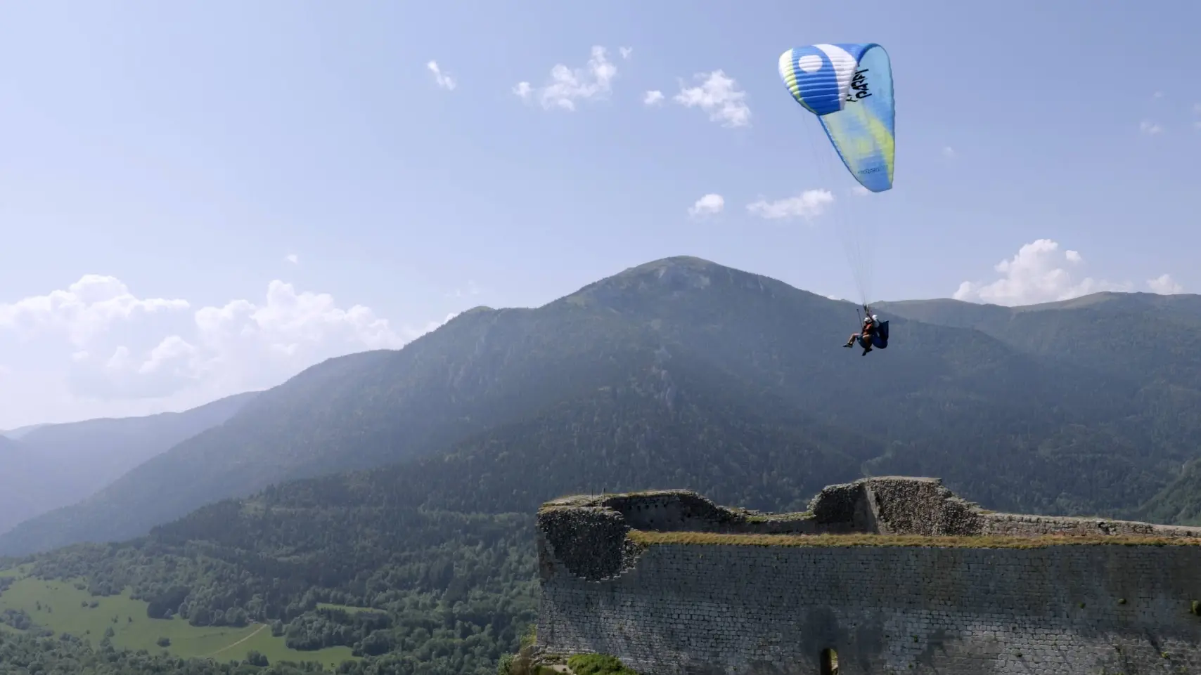 Parapente tout près du château de Montségur