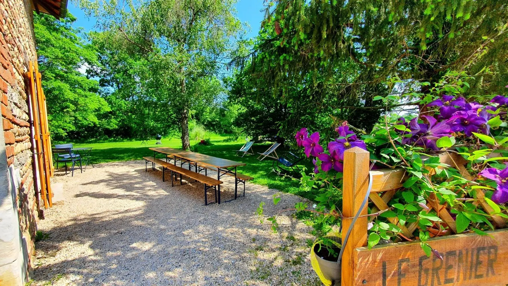 La terrasse ombragée devant le gîte