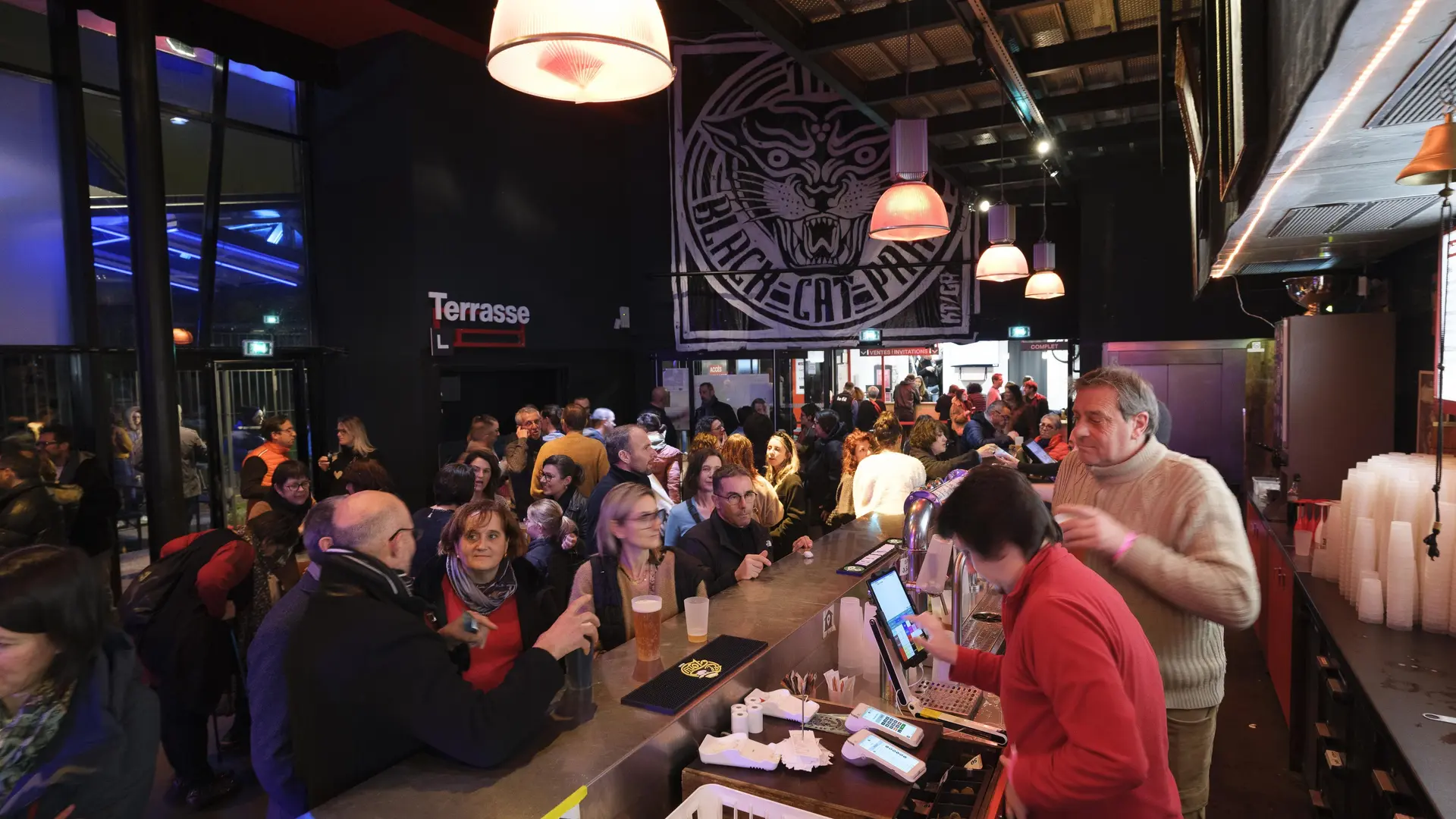 Un bar, une terrasse et un club !
