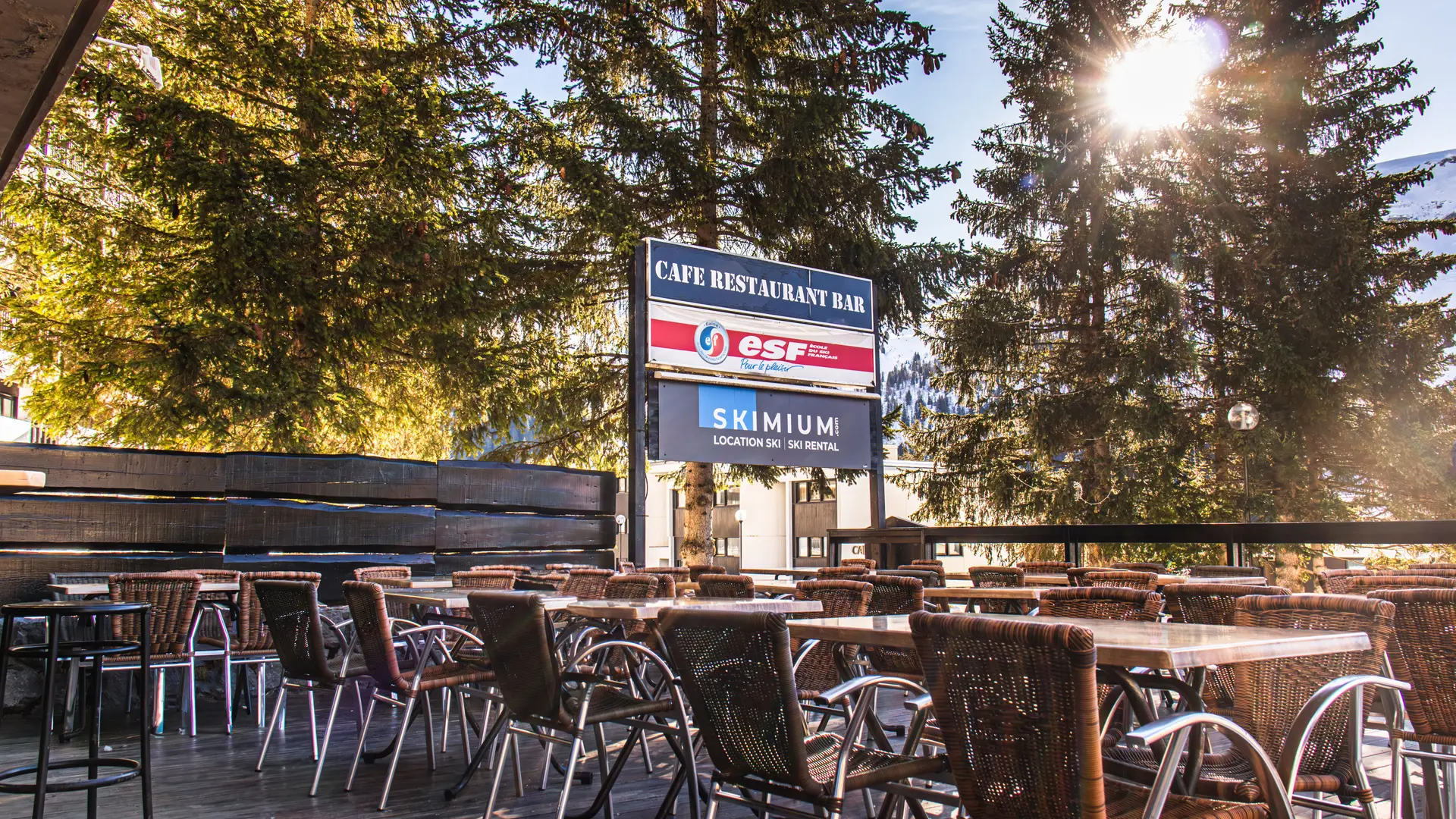 Une autre vue de la terrasse extérieure du restaurant