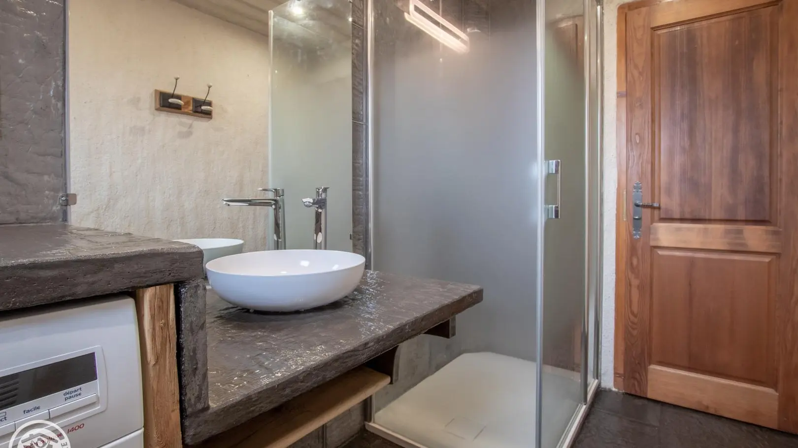 Salle d'eau + lave-linge.