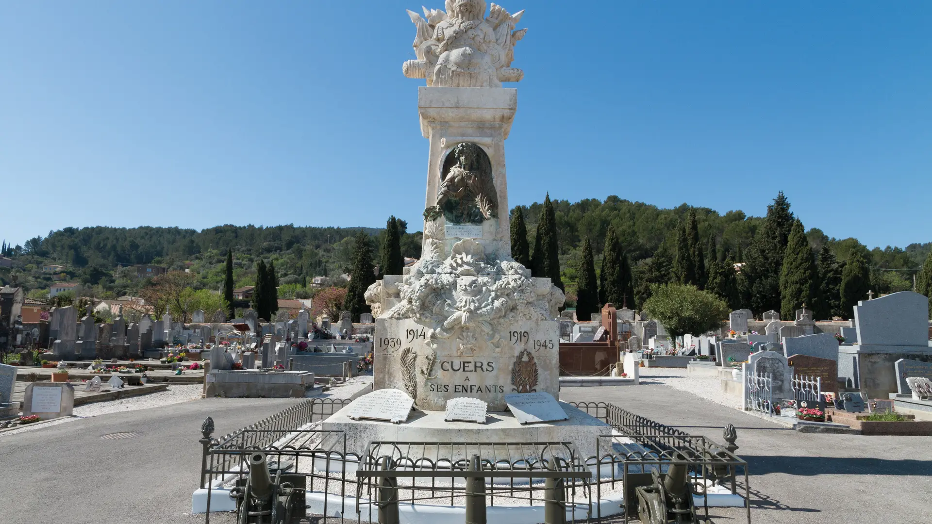 Le monument aux morts du cimetière - © OT Cuers