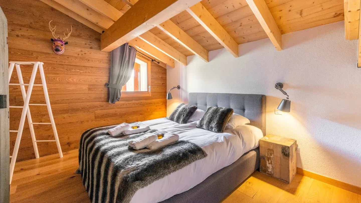 Chambre avec lit double petite fenêtre, poutres apparentes