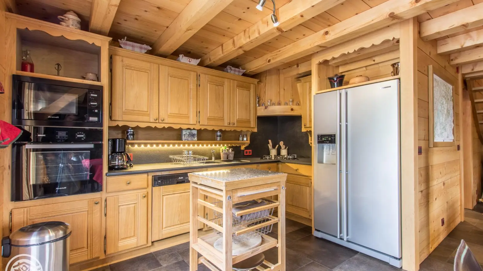 Cuisine en chaine frigo américain four micro-ondes, lave-vaisselle, grille-pain, appareil à raclette appareil a fondue, kit d'entretien