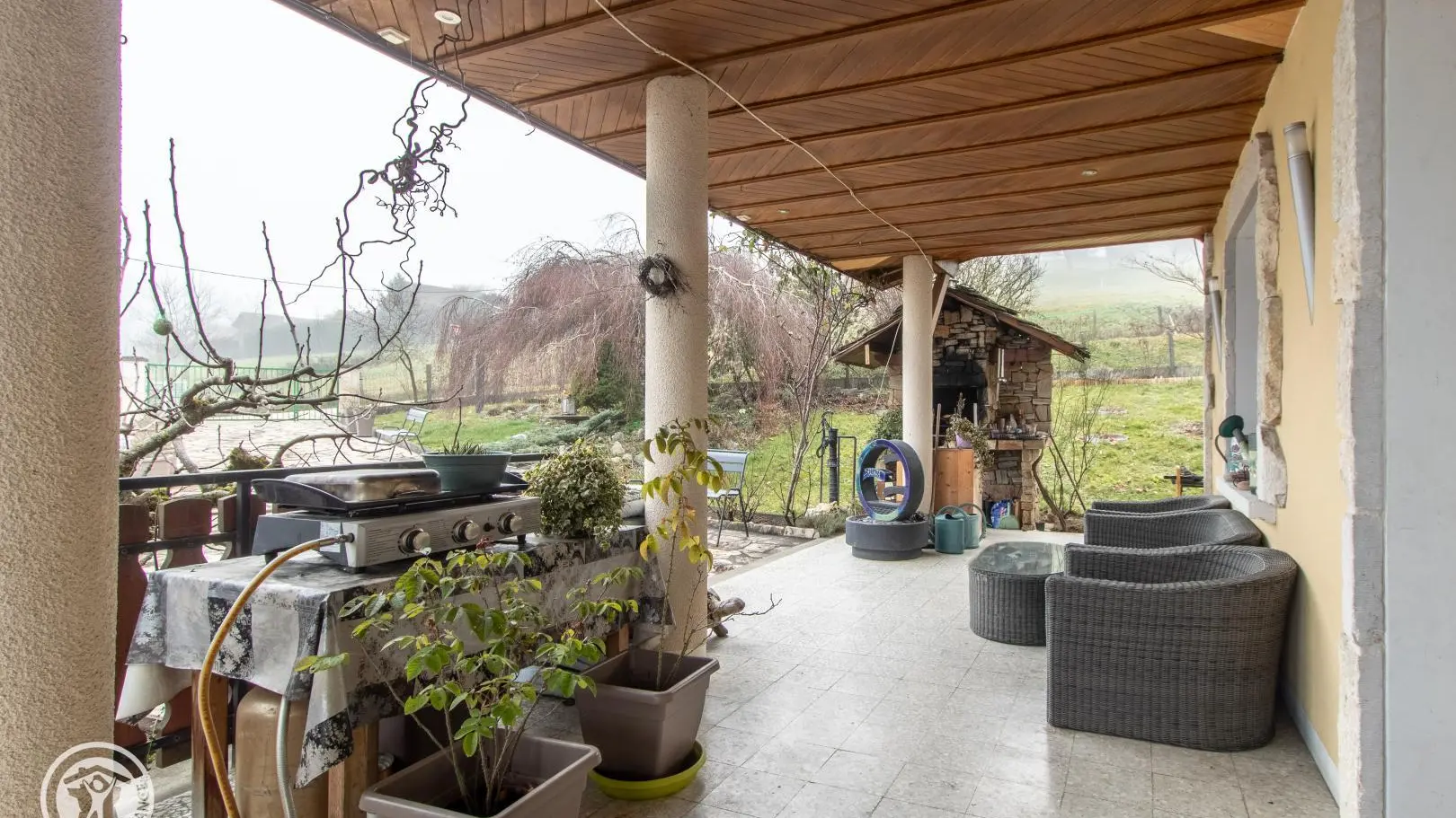 Terrasse extérieure en rez de chaussée, salon de jardin
