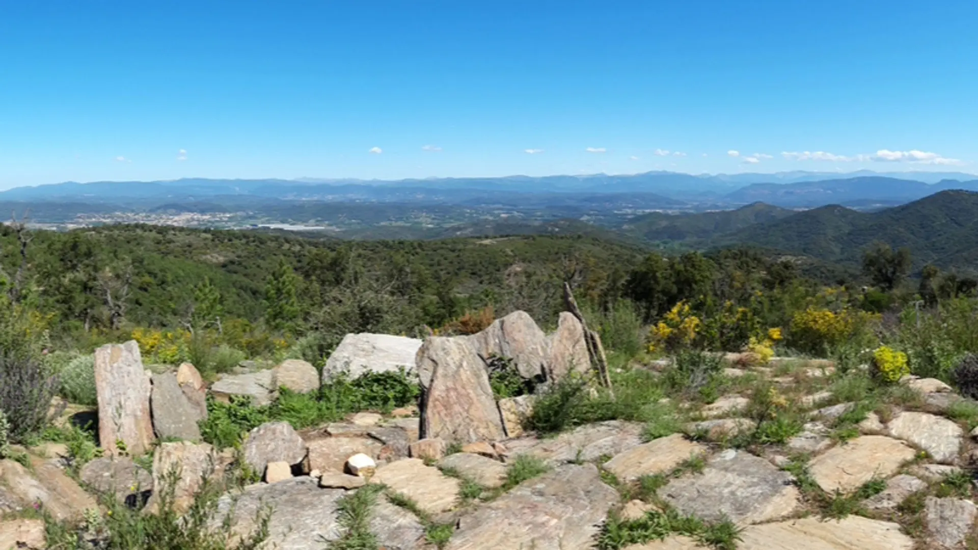 Vue des menhirs et panaroma sur les Arcs et les collines environnantes