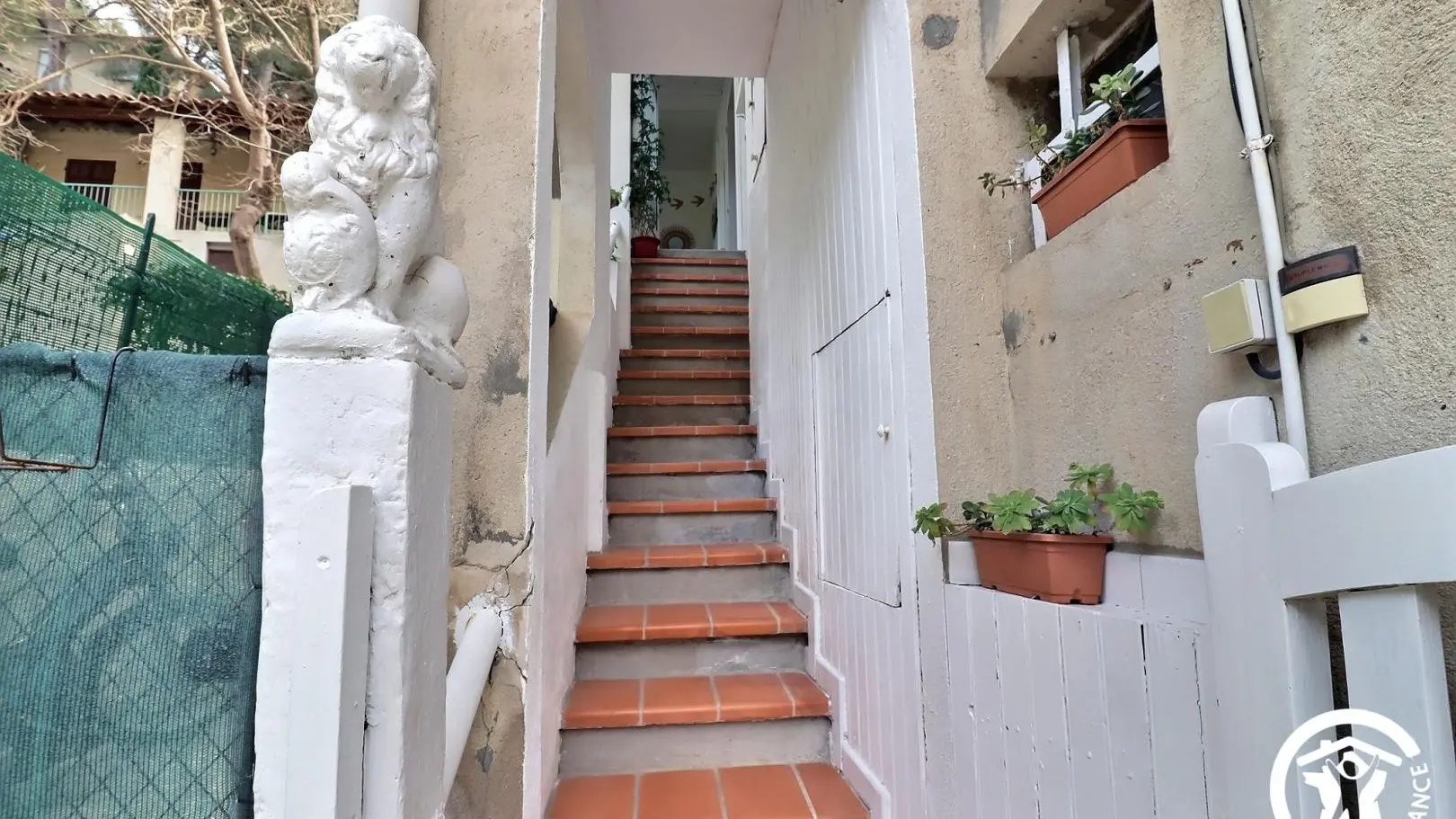 L'entrée de l'appartement par  l'escalier directement depuis l'extérieur