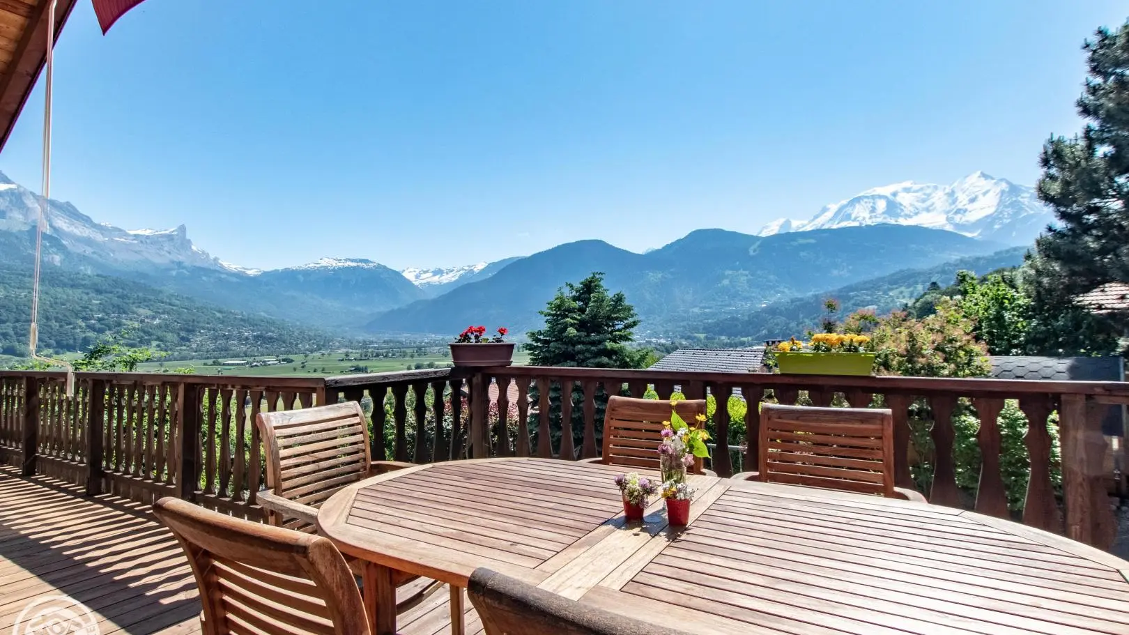 Le Mont-Blanc depuis la terrasse. Grande table en teck avec 10 fauteuils.