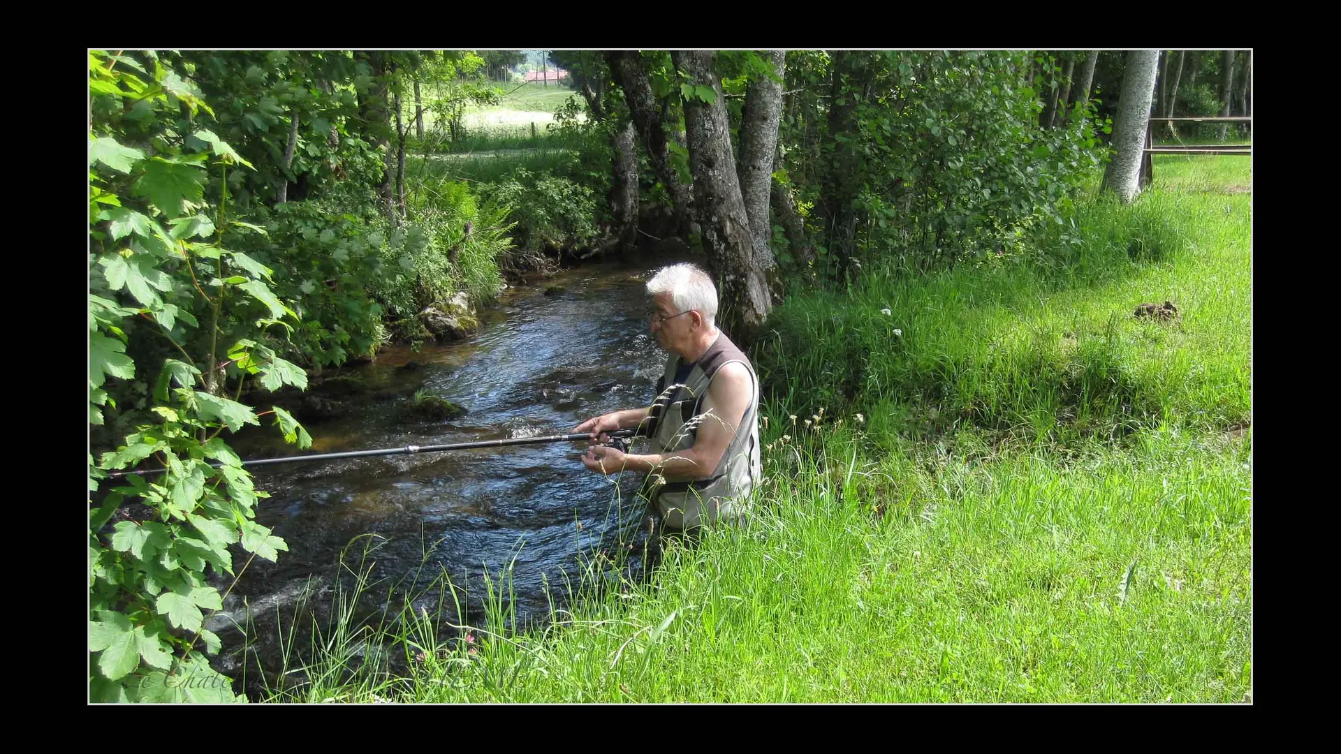 Pêcheur au bord de l'Ance