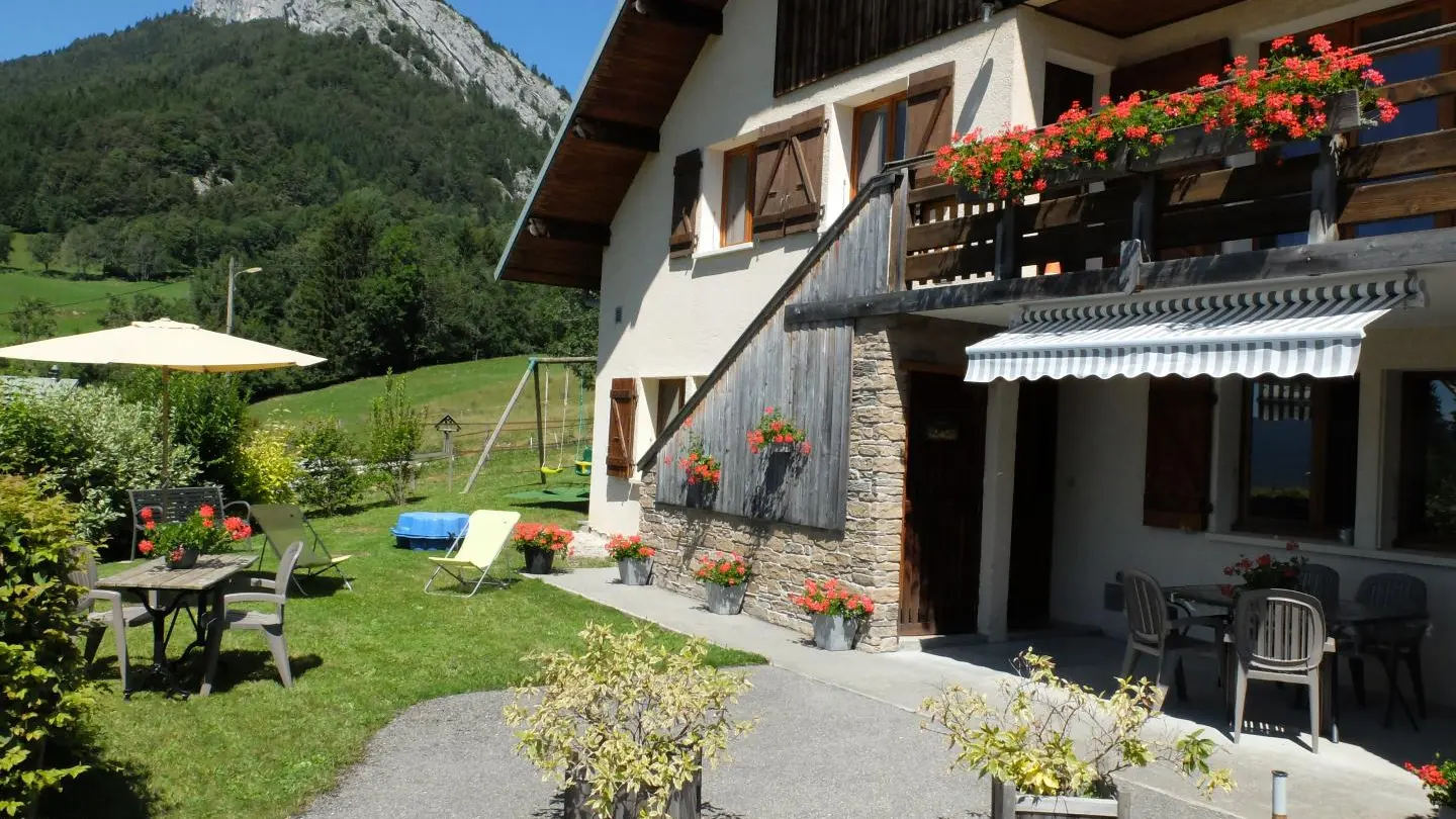 Le terrain et son accès sont  réservés au gîte 
Balançoire, bac à sable,pour les enfants
barbecue pour tous
exposition sud ouest avec soleil de 9h à 21h en été. (parasols et transats prévus)
parking pour votre voiture
