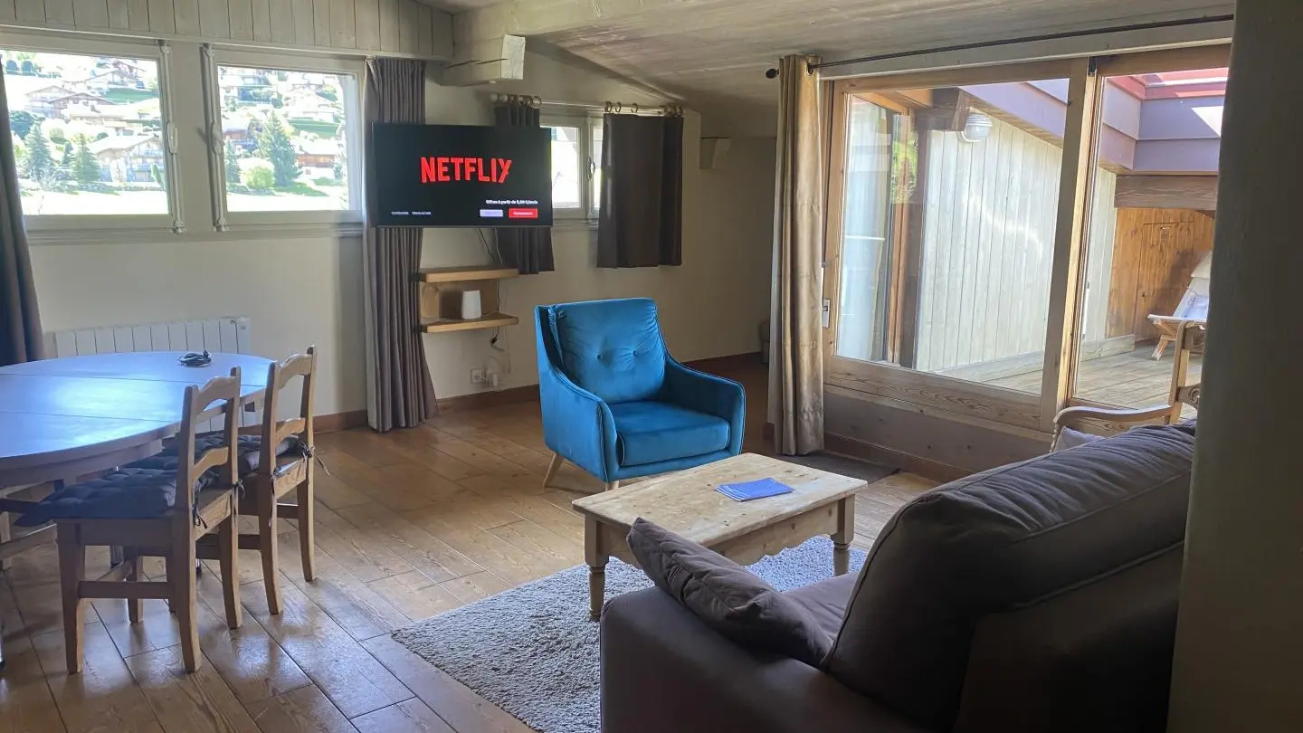 Pièce de vie chaleureuse avec accès terrasse en toiture