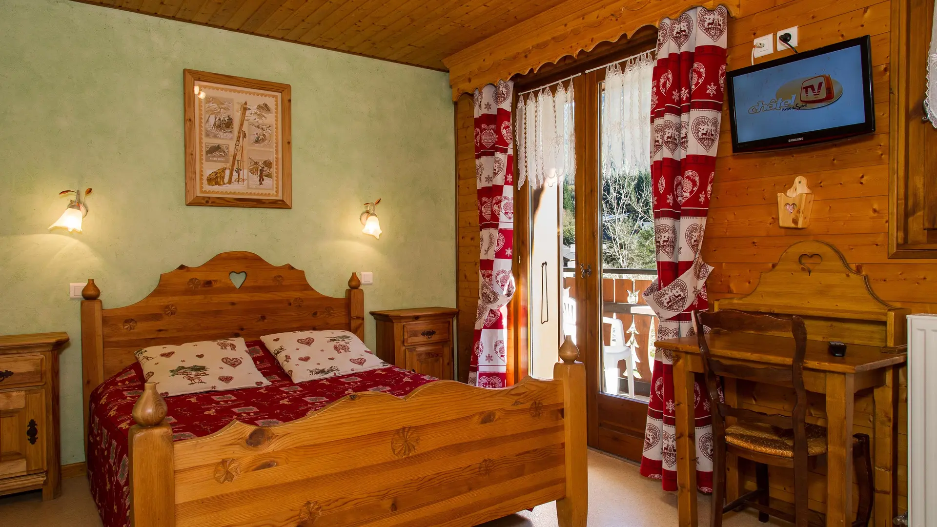 Chambre double, meubles en bois, TV, balcon