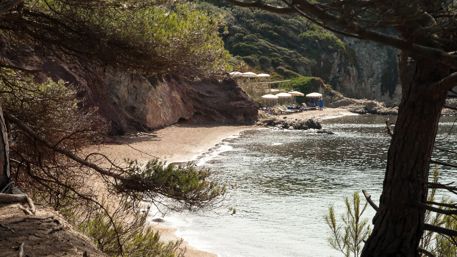 La plage noire du Langoustier à Porquerolles