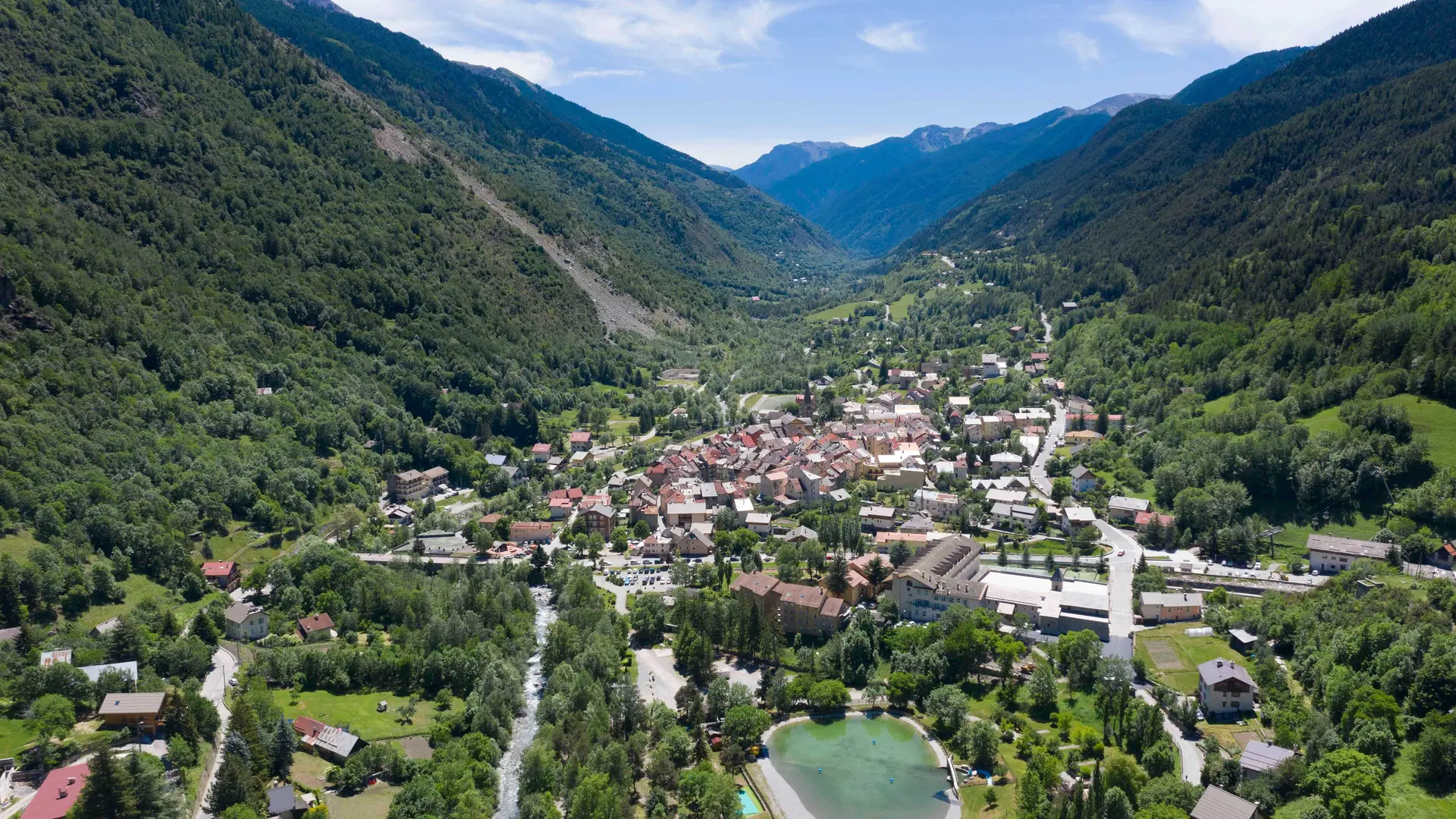 Vue sur la vallée de la Tinée vallée glacière entourée de hauts sommets le Ténibre 3031m