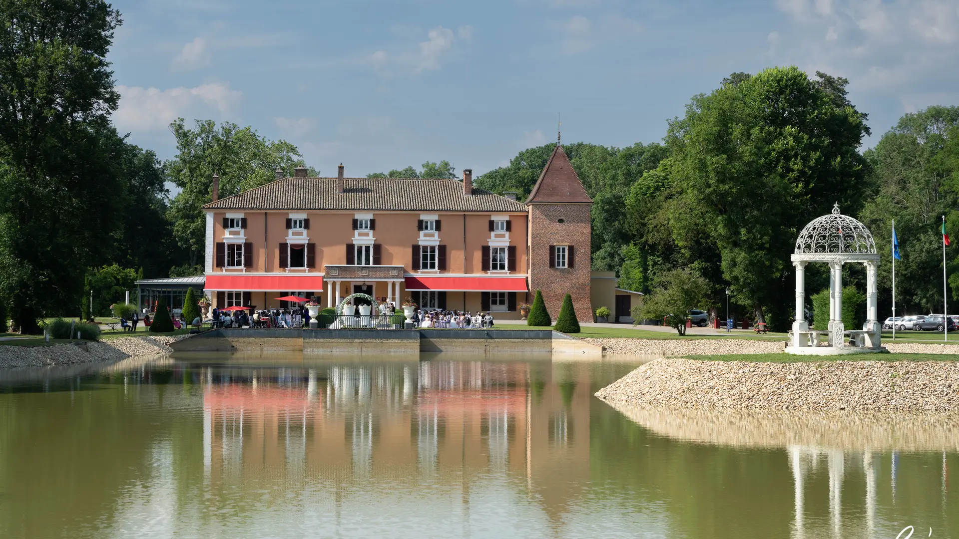 Le Château d'Epeyssoles vu de l'extérieur et de jour
