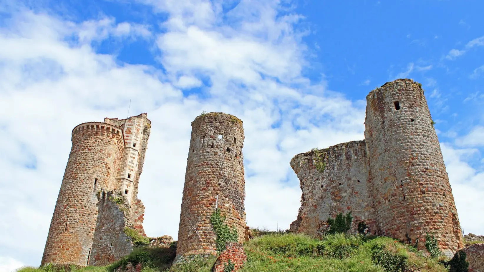 Vue sur le château d'Hérisson