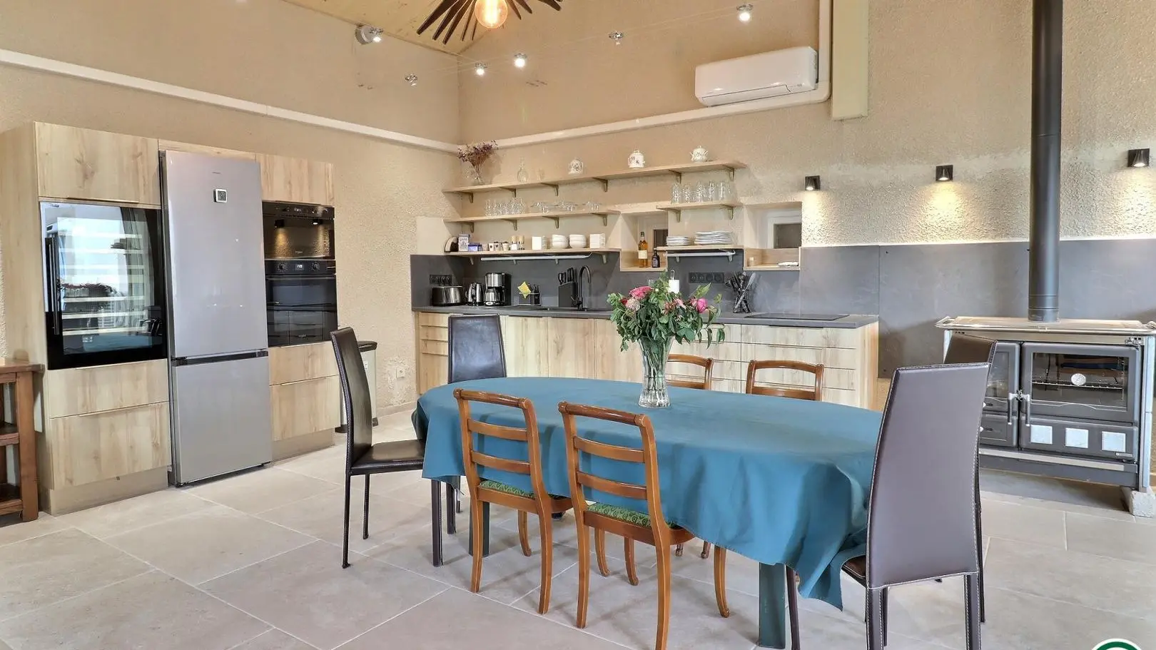Sur réservation et en supplément : les 80m² climatisés de la grange aux chouettes (rez-de-chaussée)