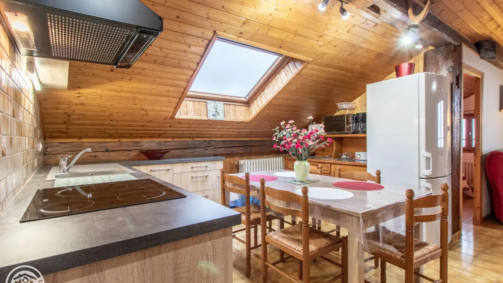 Coin cuisine et espace repas (+ chambre à droite)